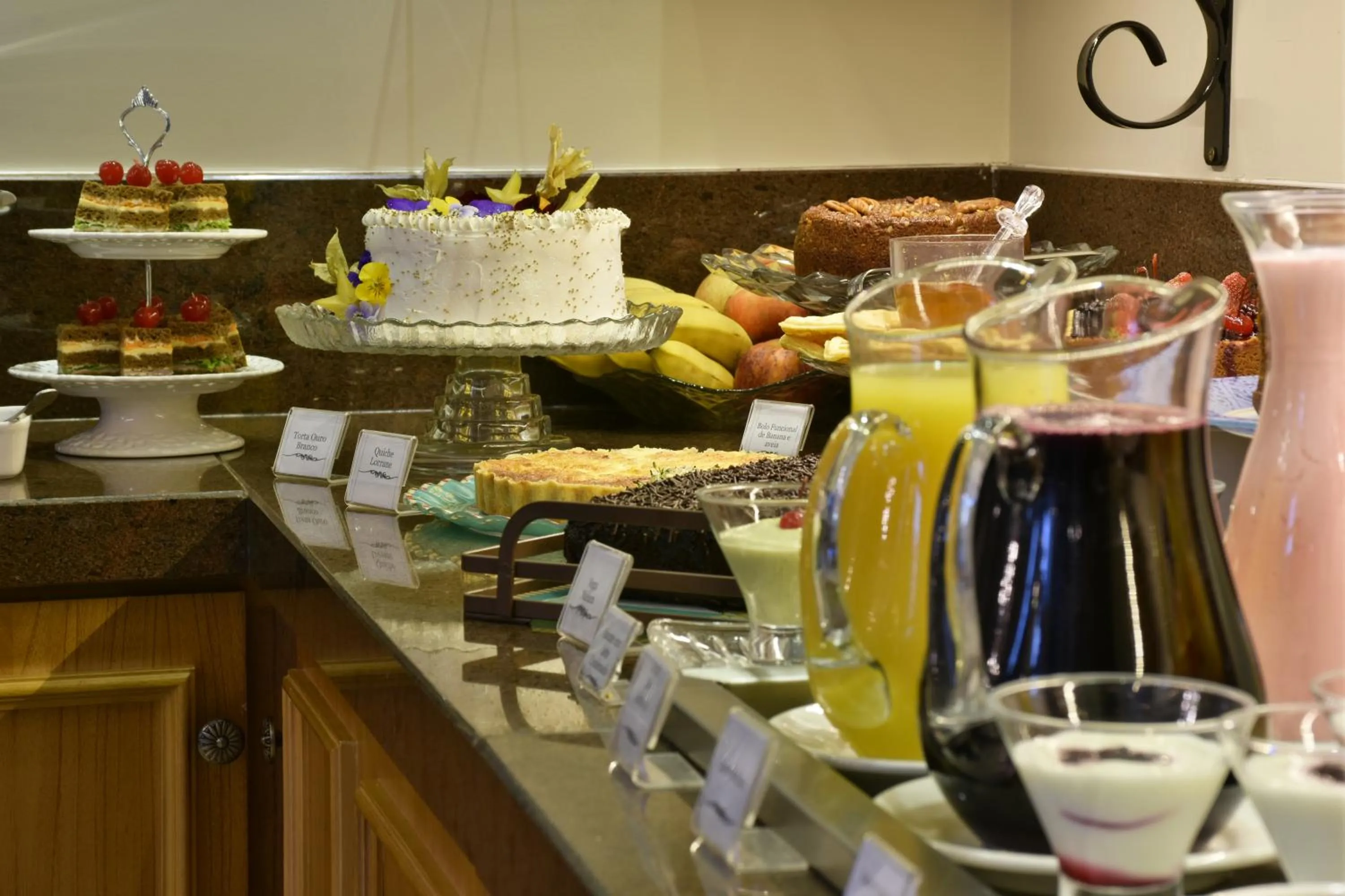Buffet breakfast in Micheline Hotel Tricot - ao lado da Rua Coberta