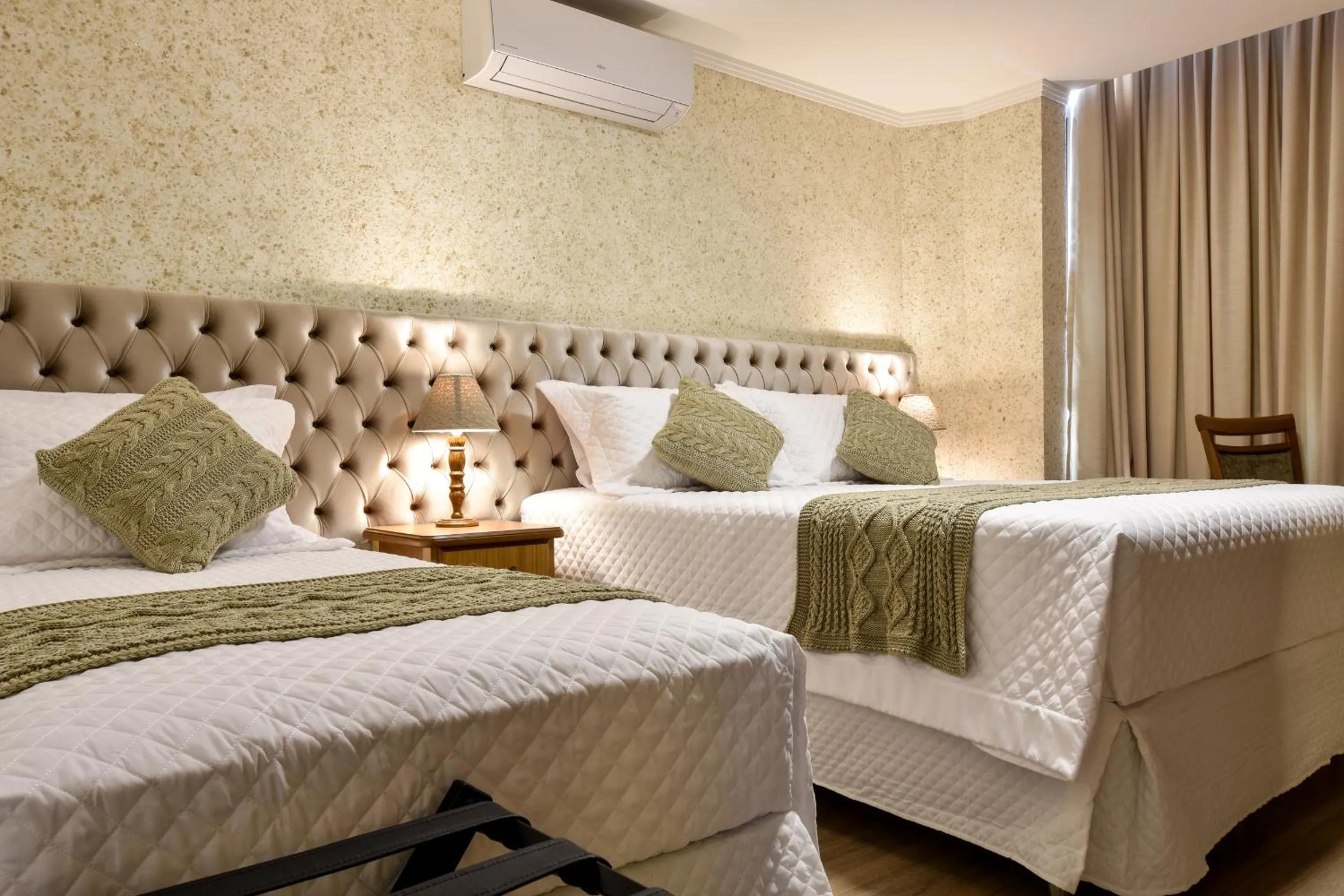 Bed in Micheline Hotel Tricot - ao lado da Rua Coberta