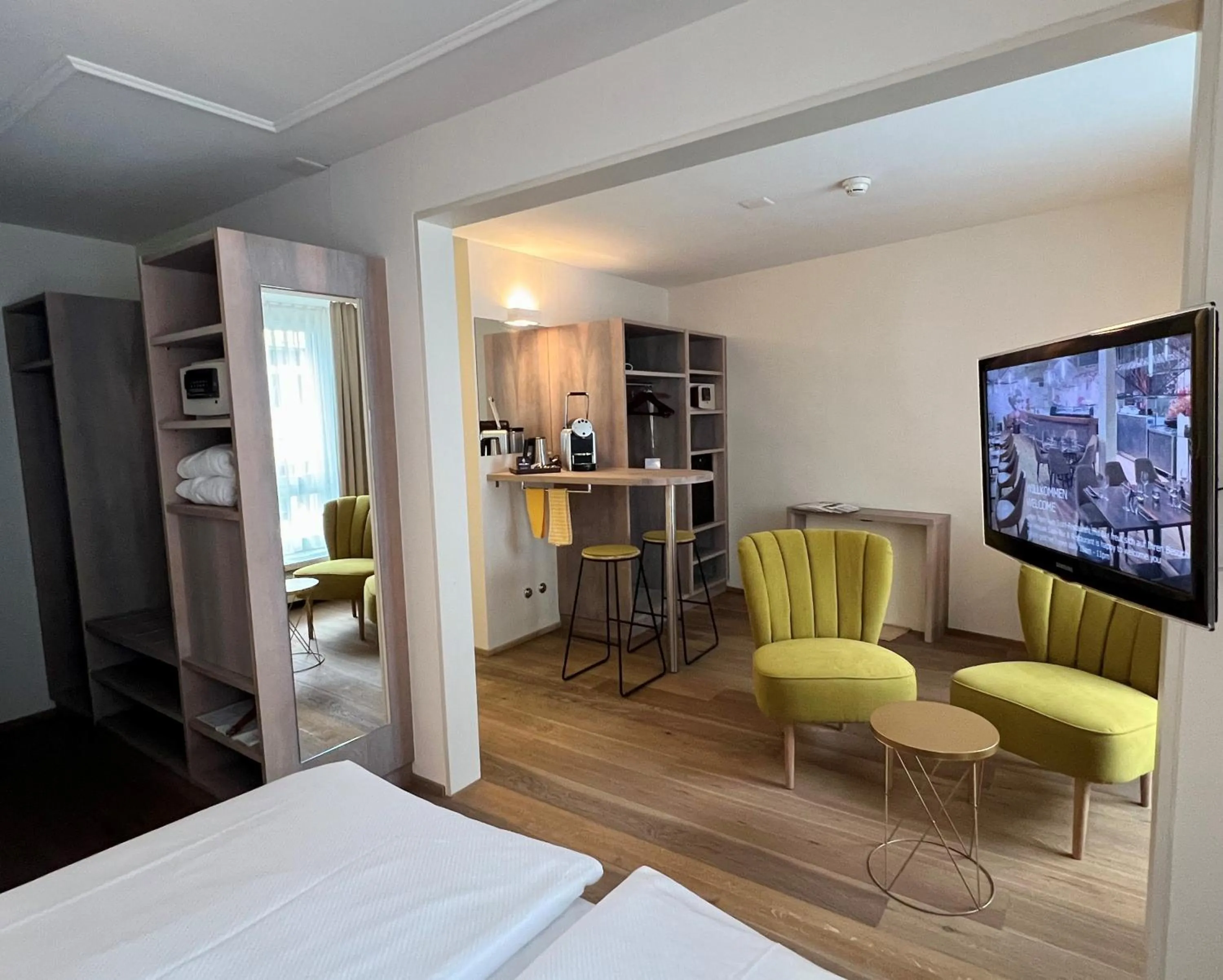 Living room, Bed in PLATZHIRSCH ZÜRICH - Downtown Boutique Hotel & Sushi Lounge