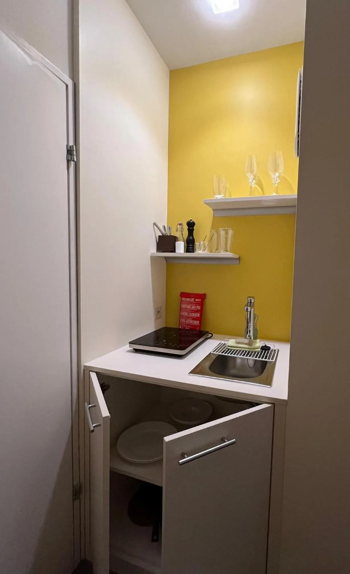 Kitchen or kitchenette in PLATZHIRSCH ZÜRICH - Downtown Boutique Hotel & Sushi Lounge