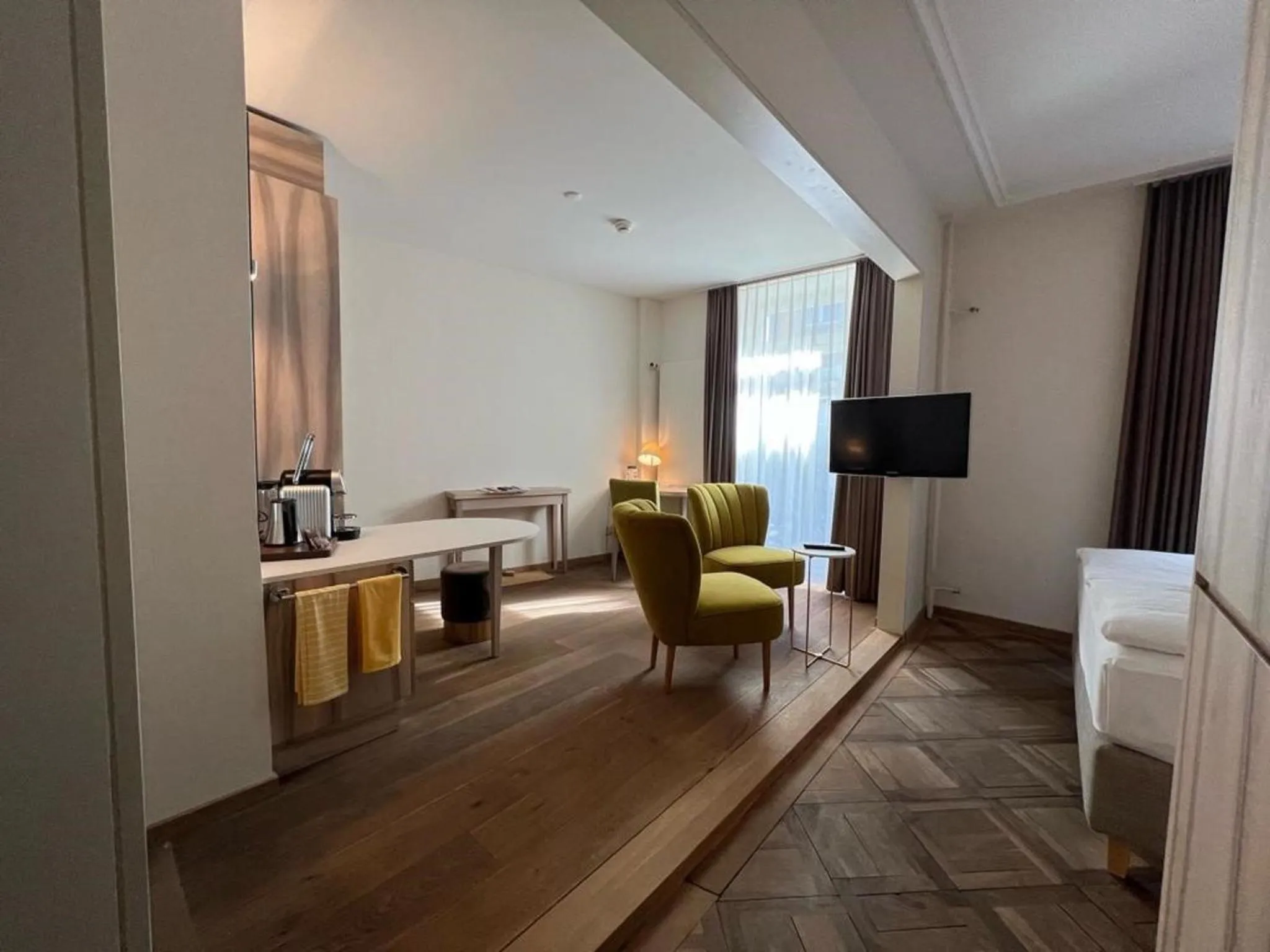 Living room, Bed in PLATZHIRSCH ZÜRICH - Downtown Boutique Hotel & Sushi Lounge