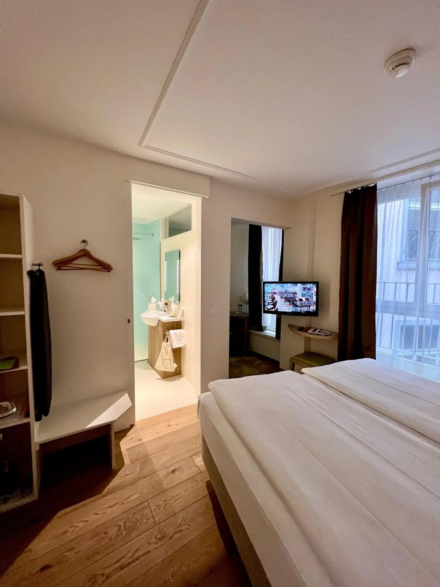 Bathroom, Bed in PLATZHIRSCH ZÜRICH - Downtown Boutique Hotel & Sushi Lounge