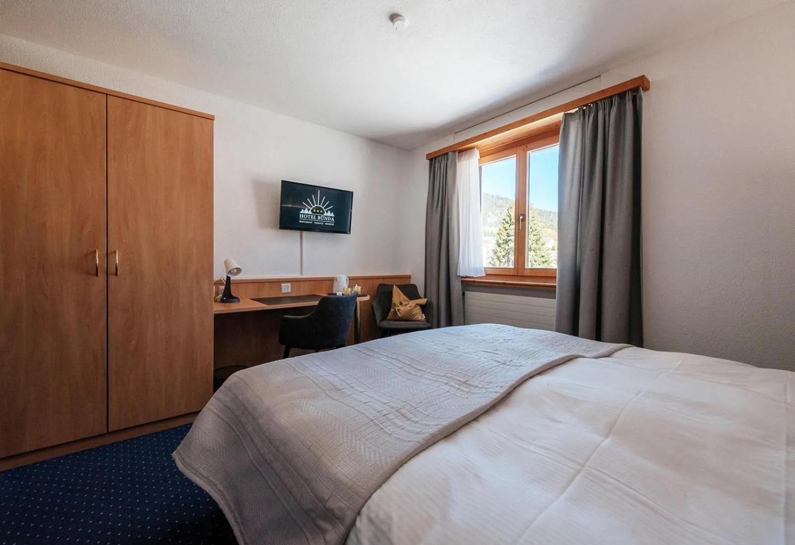 Bedroom, Bed in Hotel Bünda Davos