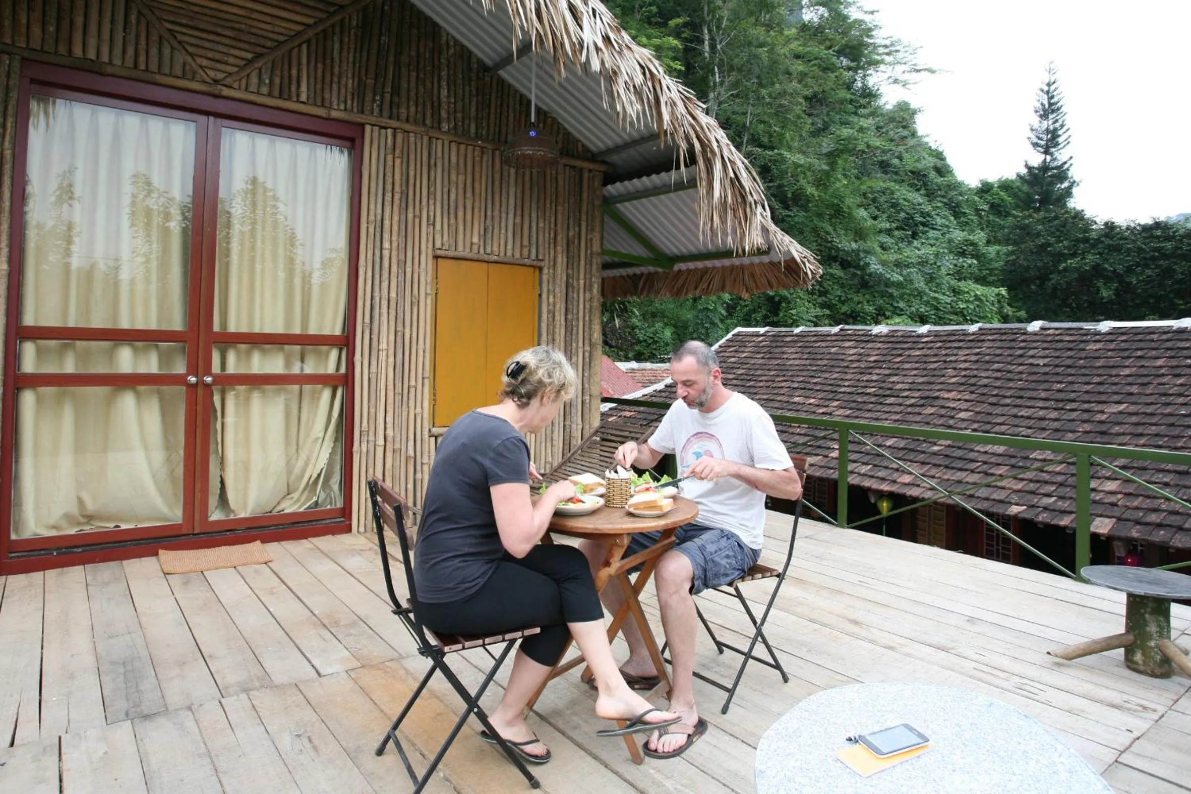 Restaurant/places to eat in Green Hill Hostel & Tour