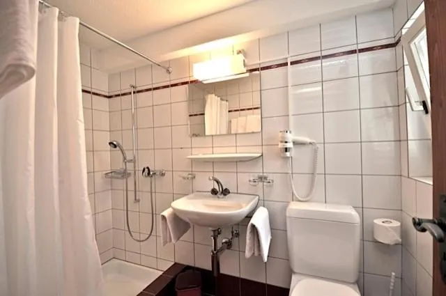 Bathroom in Gasthaus Skiklub