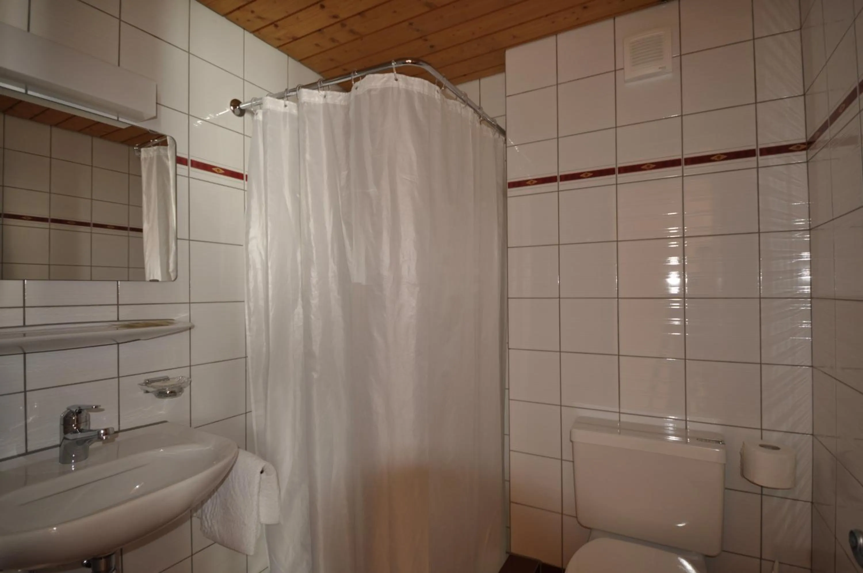 Bathroom in Gasthaus Skiklub