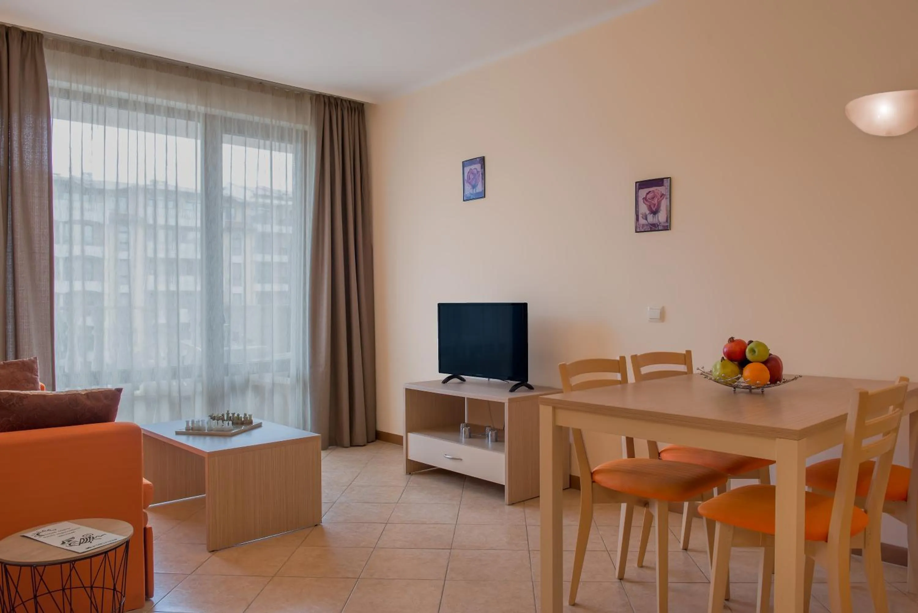 Communal lounge/ TV room in Royal Sun Apartments