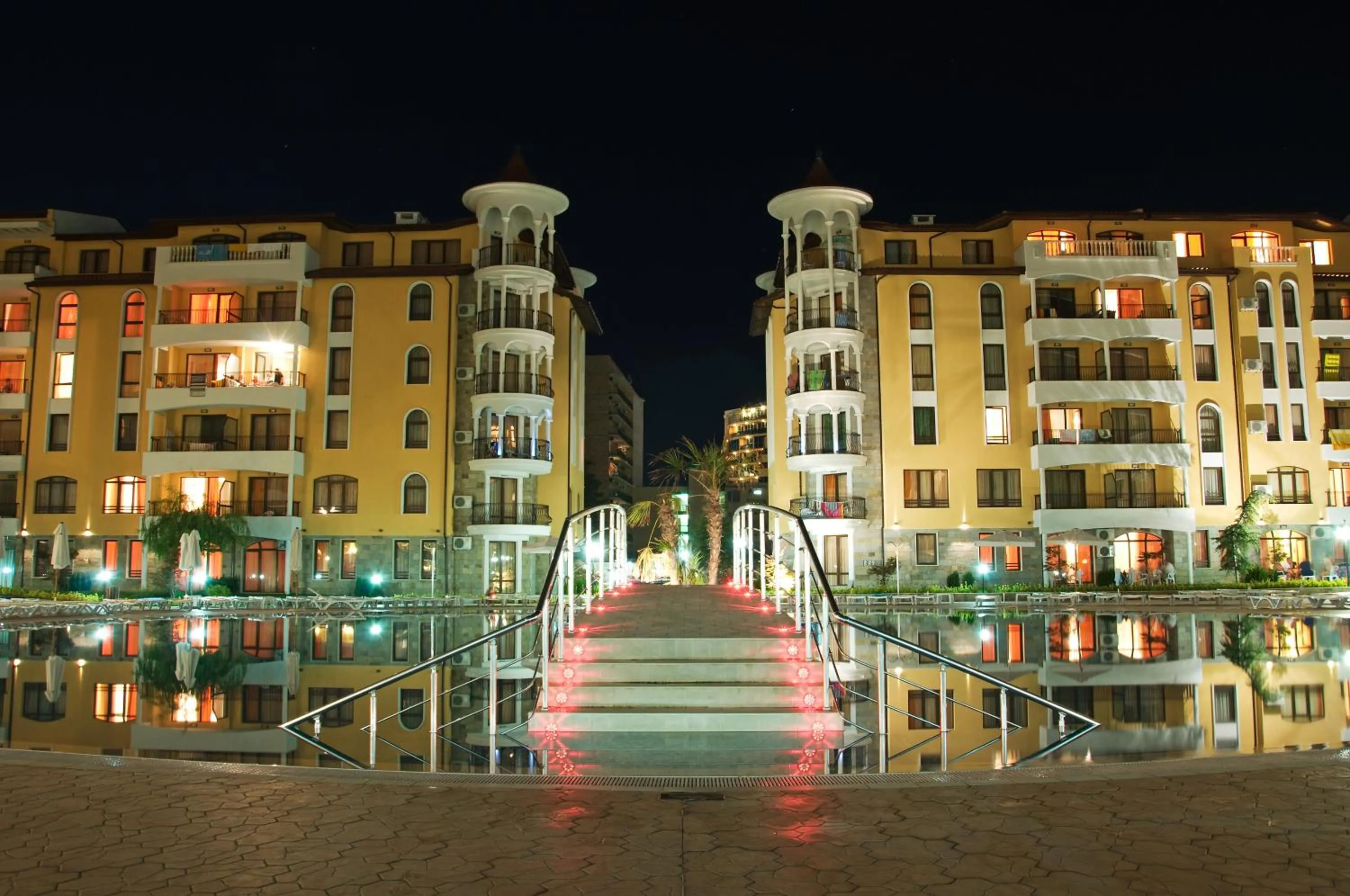 Facade/entrance in Royal Sun Apartments