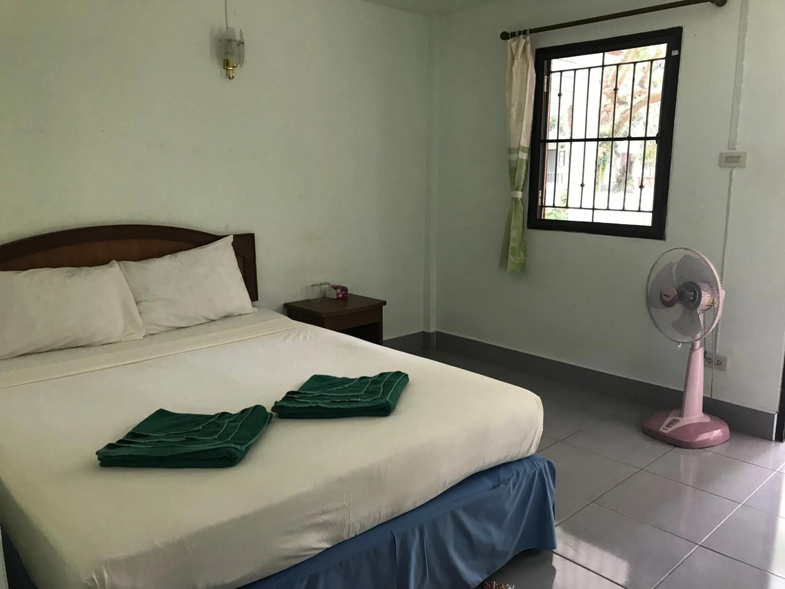 Bedroom, Bed in Season Bungalow