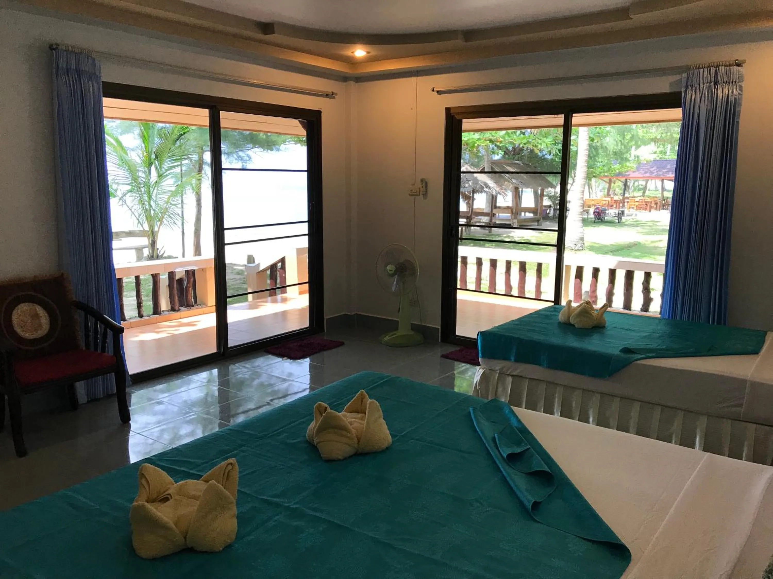 Bedroom, Bed in Season Bungalow