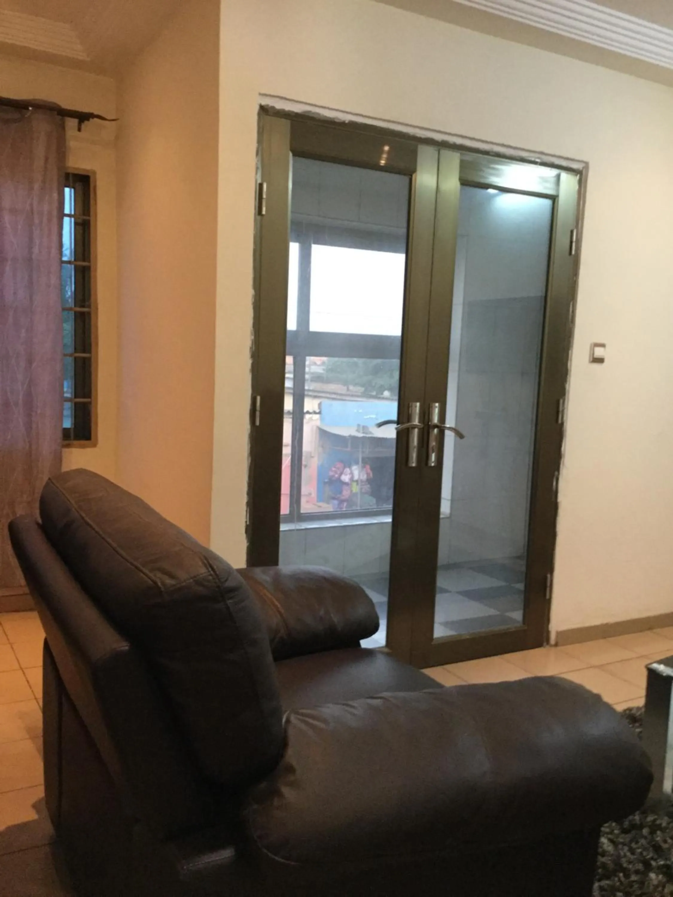 Communal lounge/ TV room in Julmarte