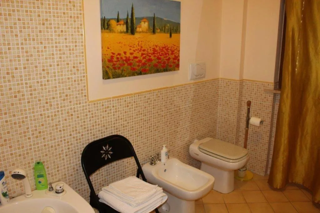 Bathroom in AFFITTACAMERE La Tartaruga