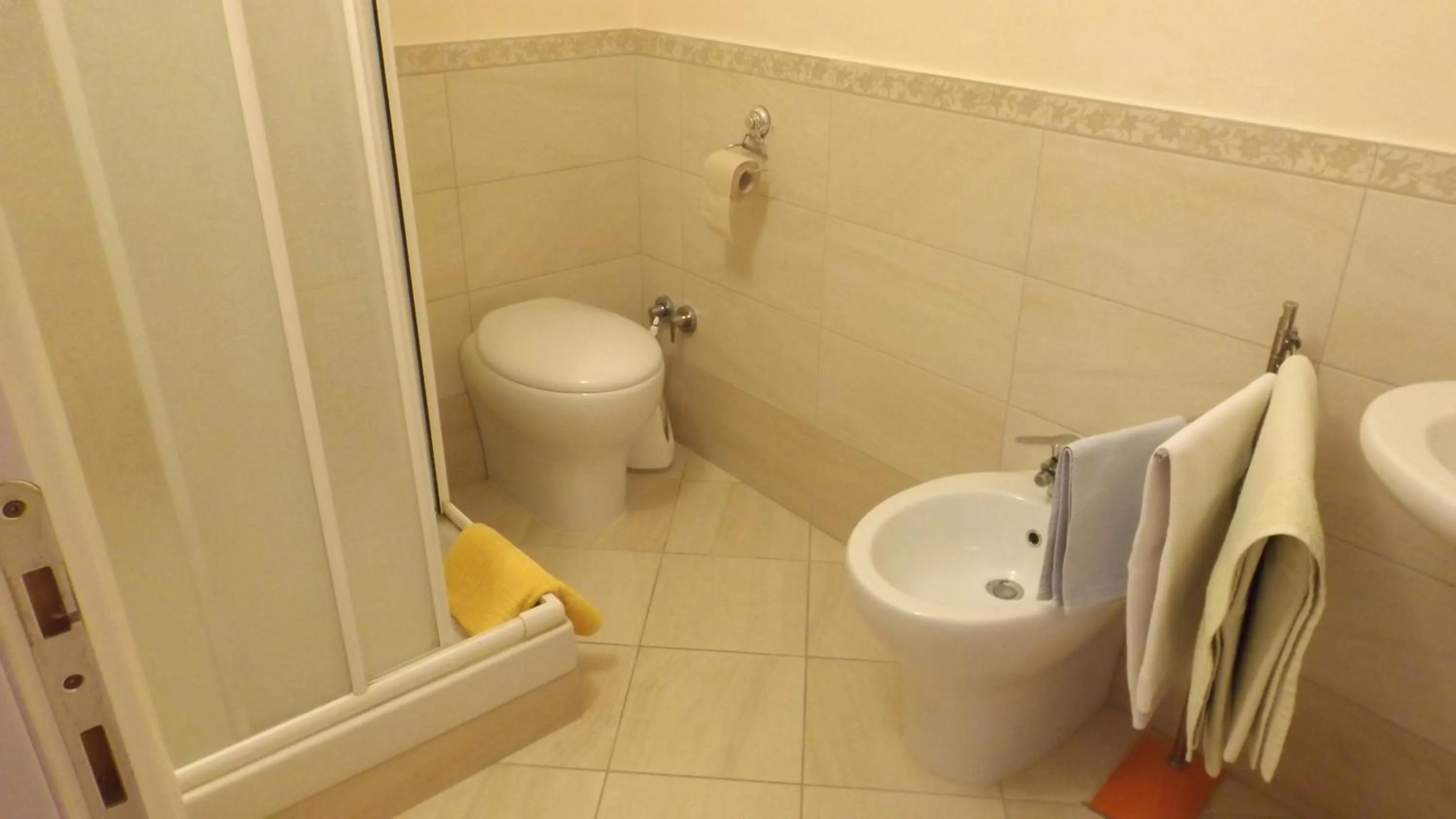 Bathroom in AFFITTACAMERE La Tartaruga