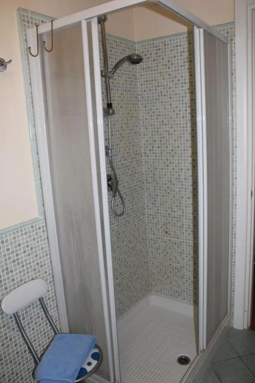 Bathroom in AFFITTACAMERE La Tartaruga