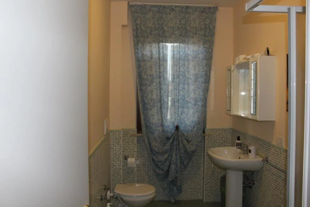 Bathroom in AFFITTACAMERE La Tartaruga