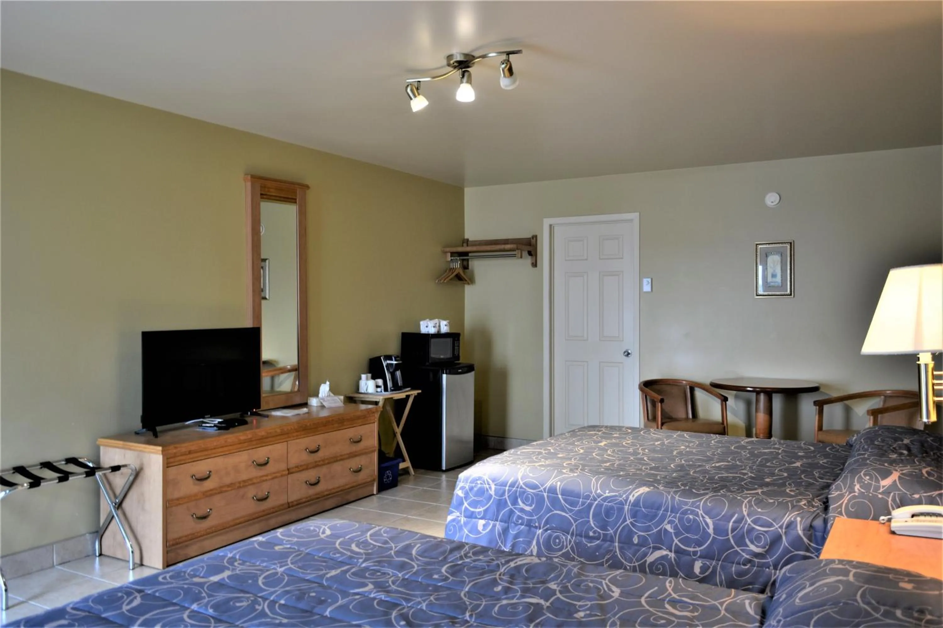 Photo of the whole room, Bed in Motel Quatre Saisons