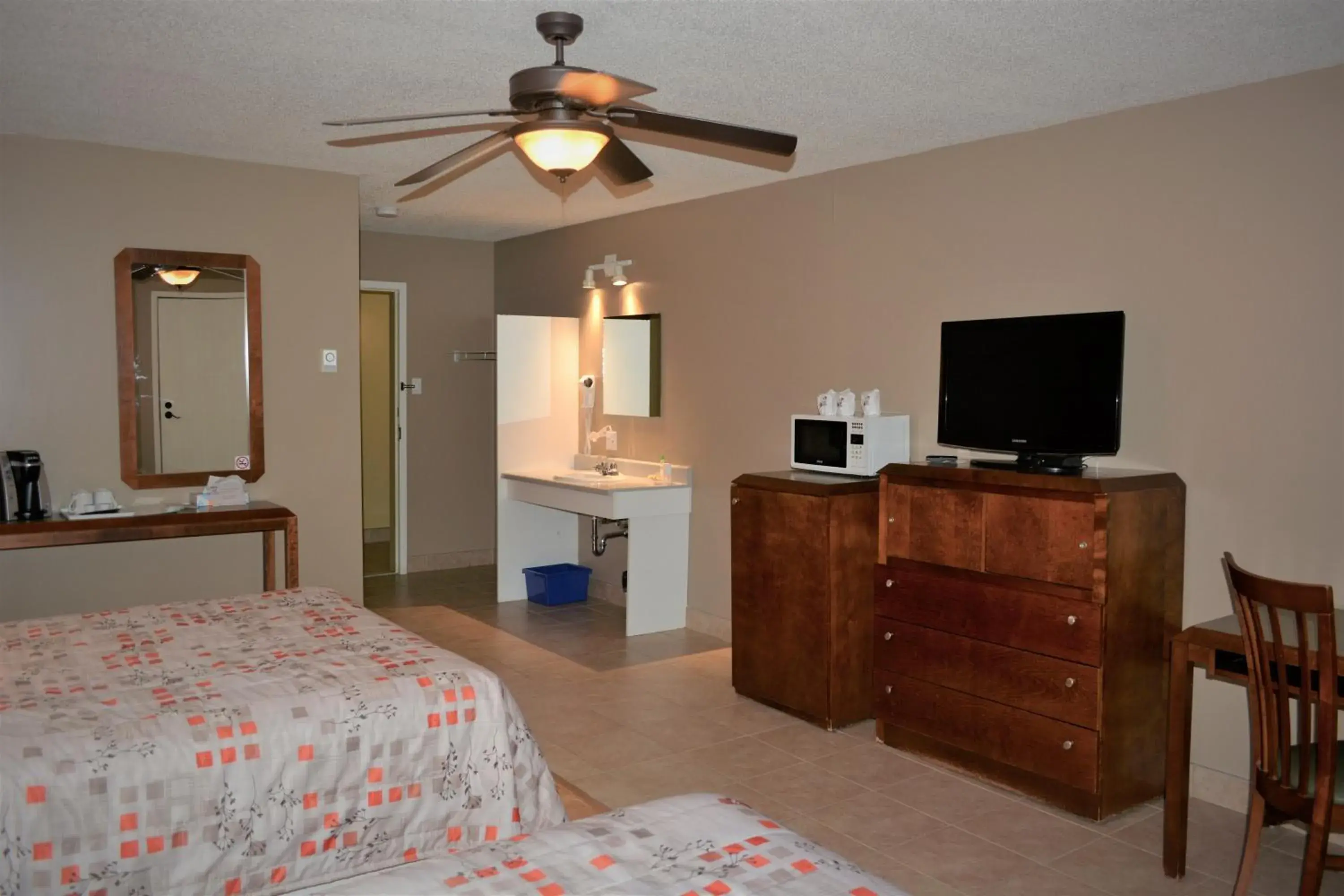 Quadruple Room - single occupancy in Motel Quatre Saisons Quadruple Room - single occupancy in Motel Quatre Saisons