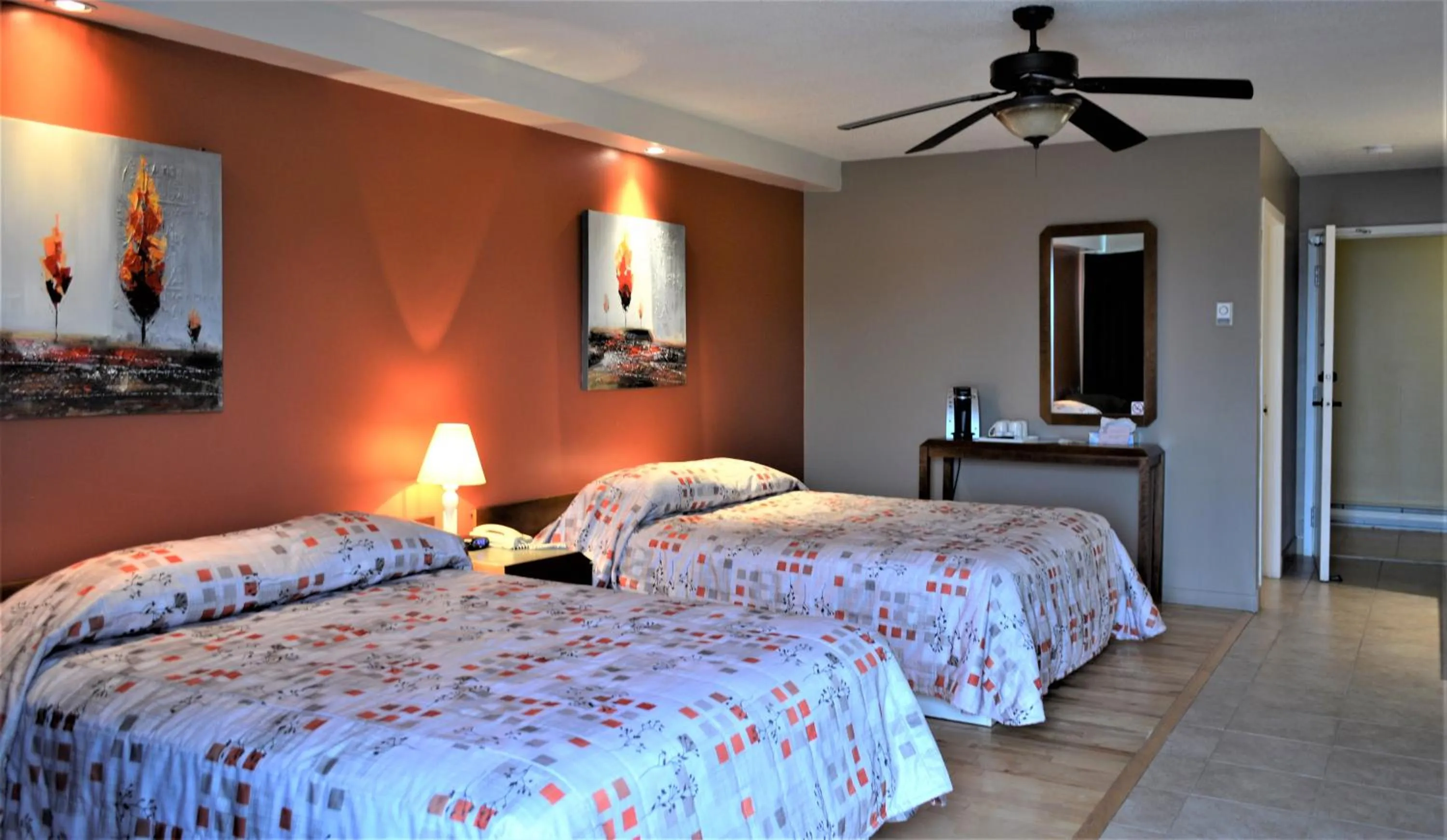 Photo of the whole room, Bed in Motel Quatre Saisons