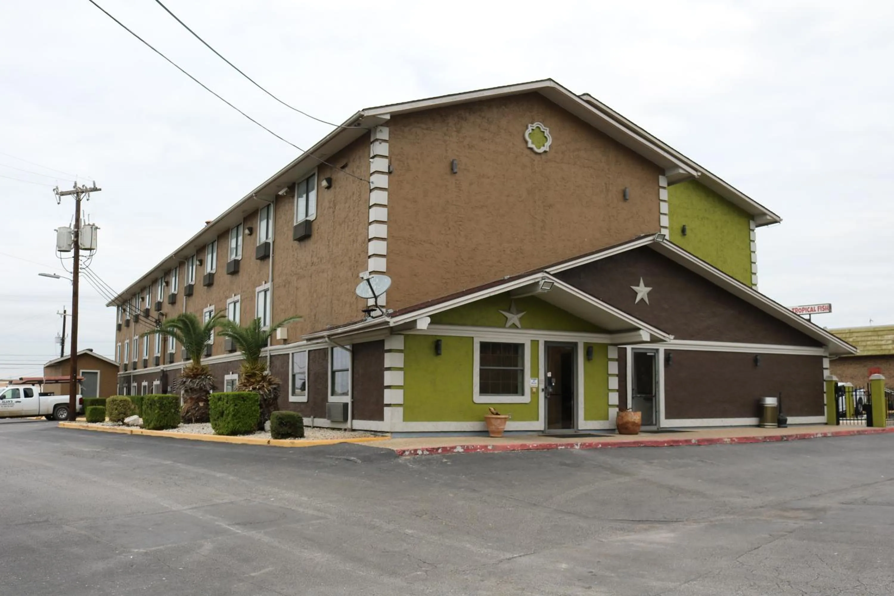 Facade/entrance in Super 8 by Wyndham San Antonio/I-35 North