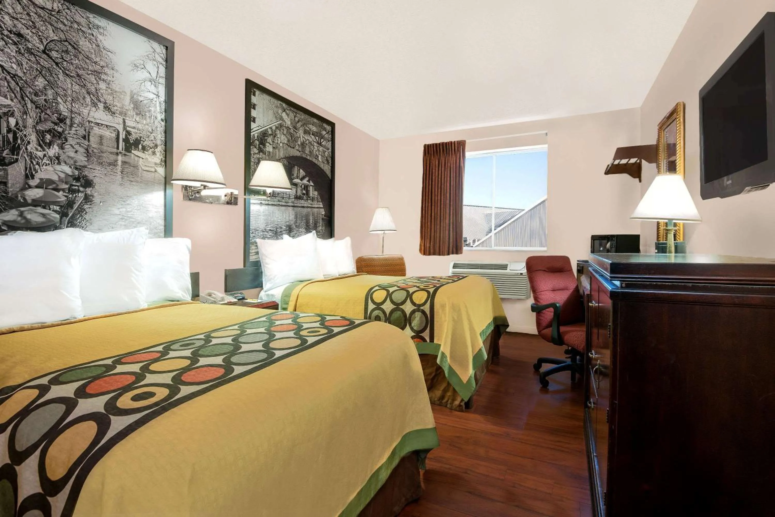 Photo of the whole room, Bed in Super 8 by Wyndham San Antonio/I-35 North