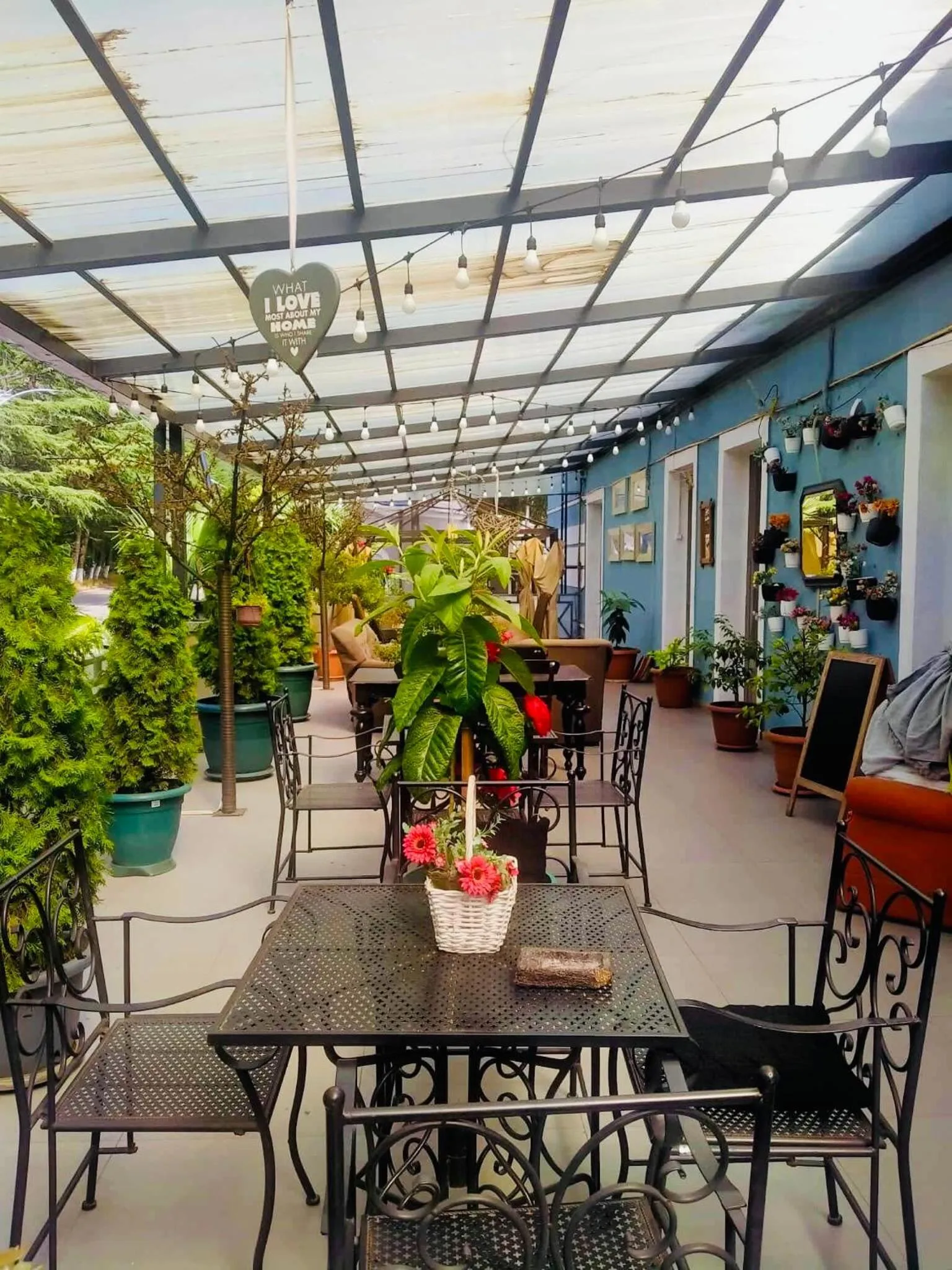 Restaurant/places to eat in Hotel Newland