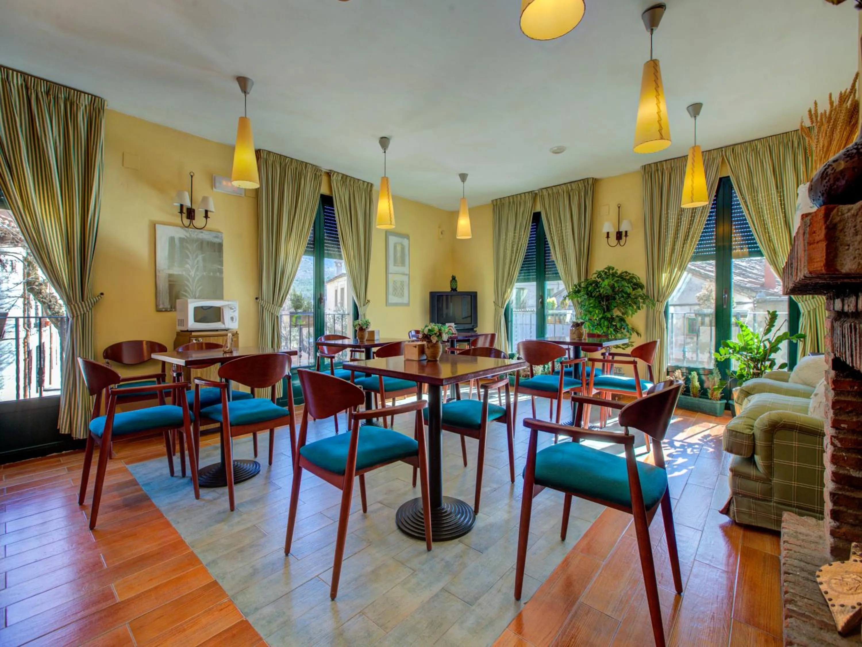 Restaurant/places to eat in Casa Rural La Chata by Vivere Stays