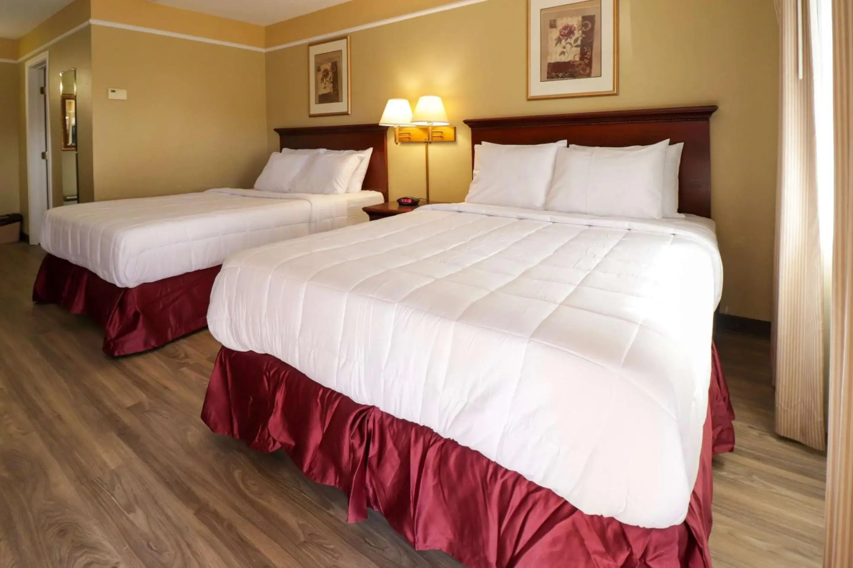 Queen Room with Two Queen Beds - Smoking in Econo Lodge Queen Room with Two Queen Beds - Smoking in Econo Lodge