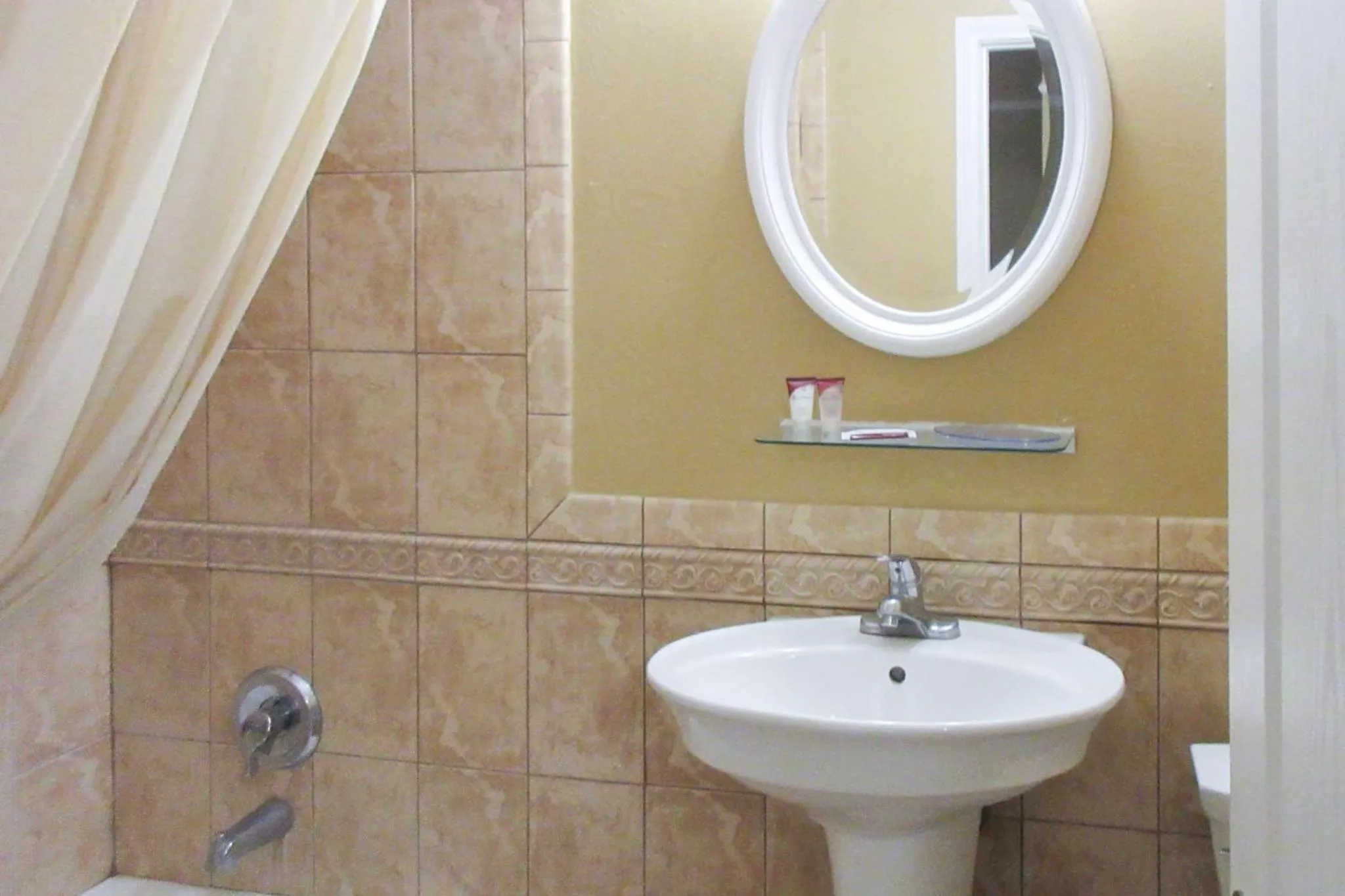 Bedroom in Econo Lodge