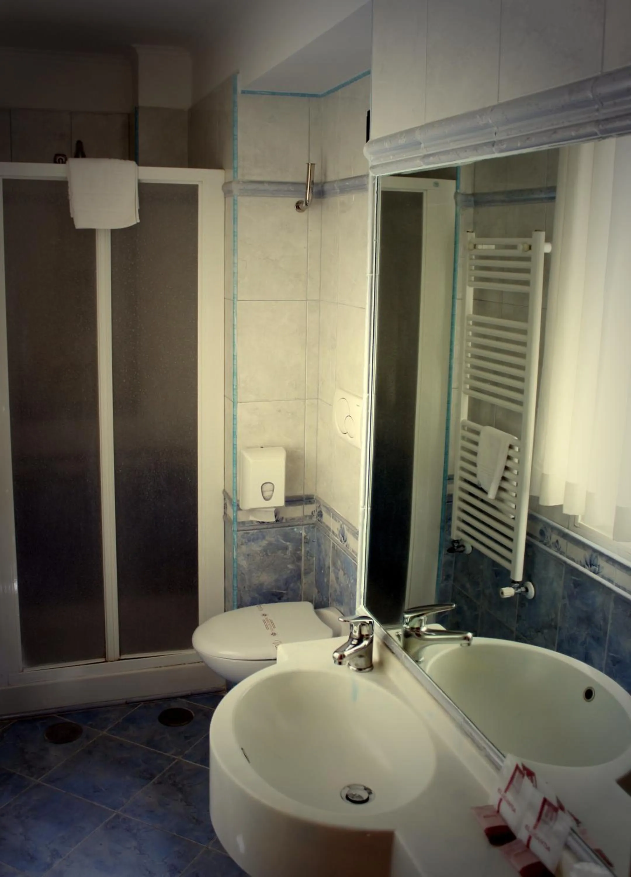 Shower in Hotel Louisiana