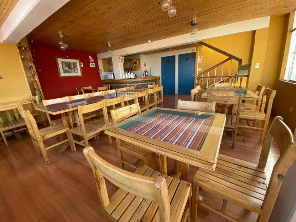 Dining area in Hostal Oscar Inn