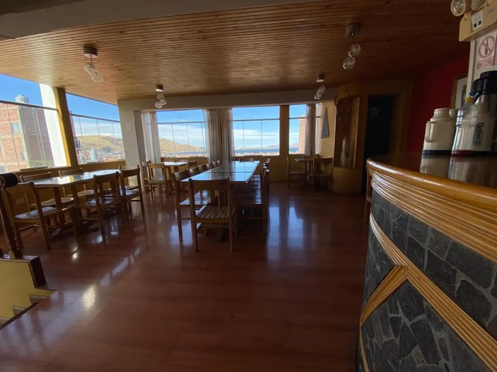 Dining area in Hostal Oscar Inn