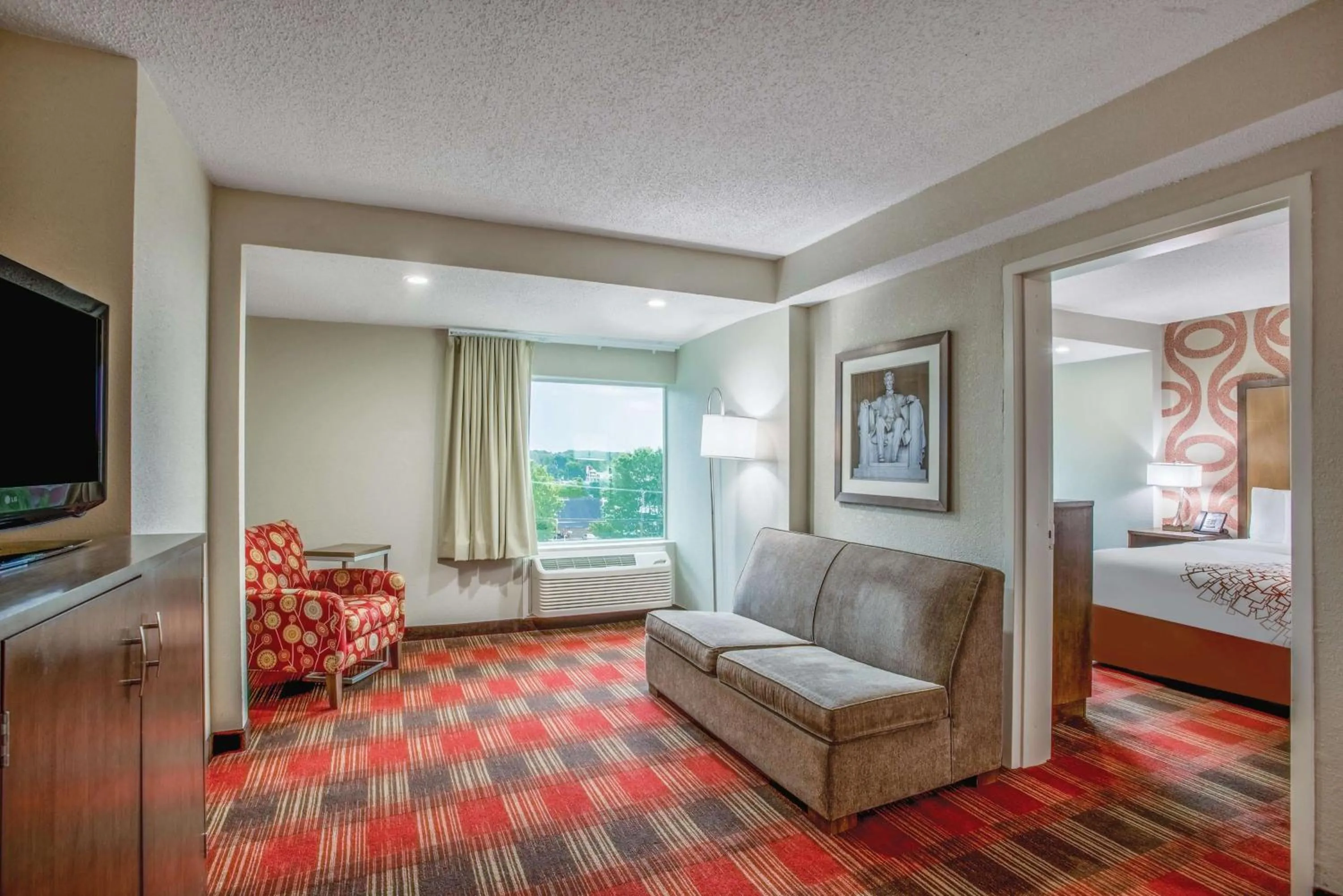 Photo of the whole room, Bed in La Quinta Inn & Suites by Wyndham DC Metro Capital Beltway