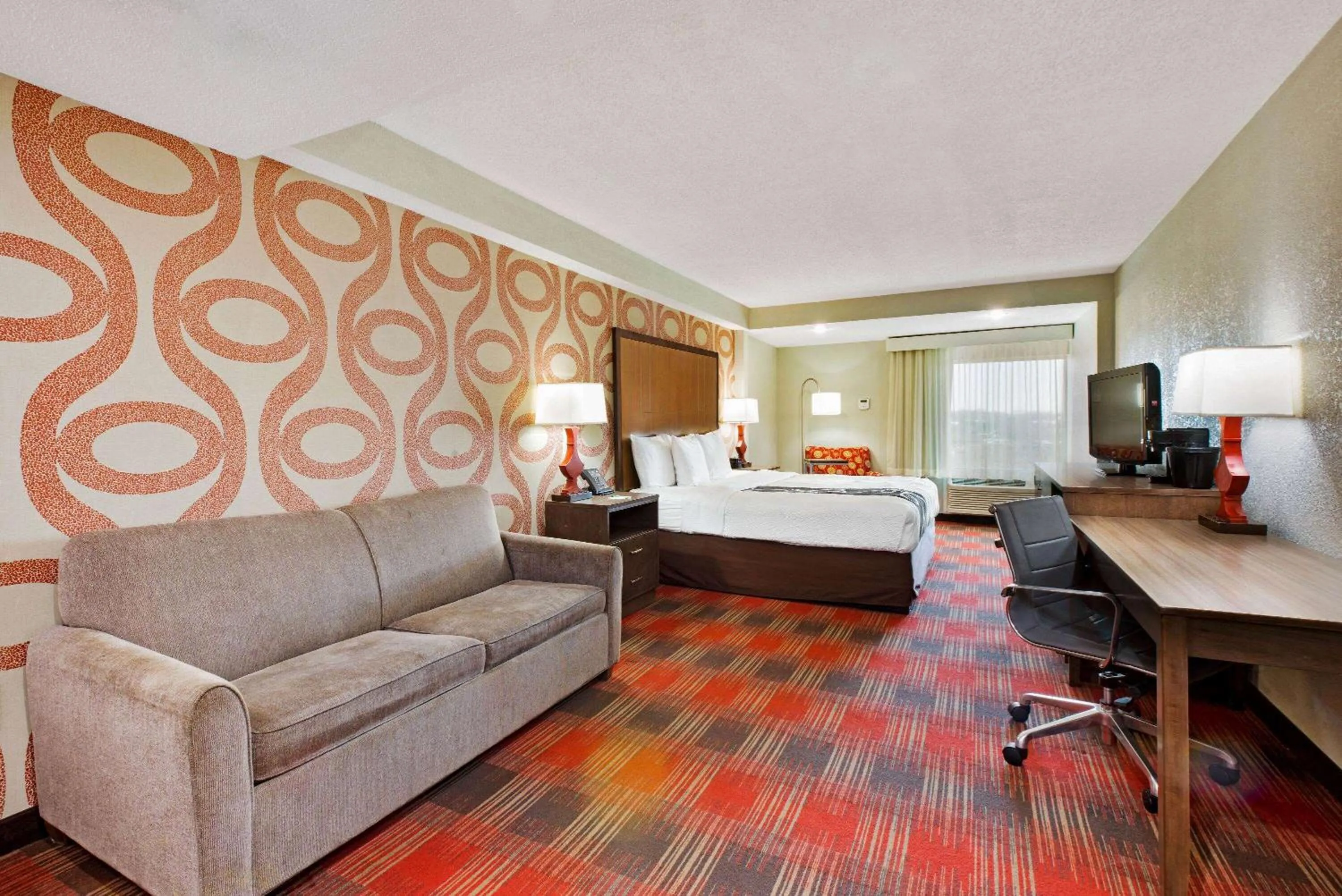 Photo of the whole room, Bed in La Quinta Inn & Suites by Wyndham DC Metro Capital Beltway