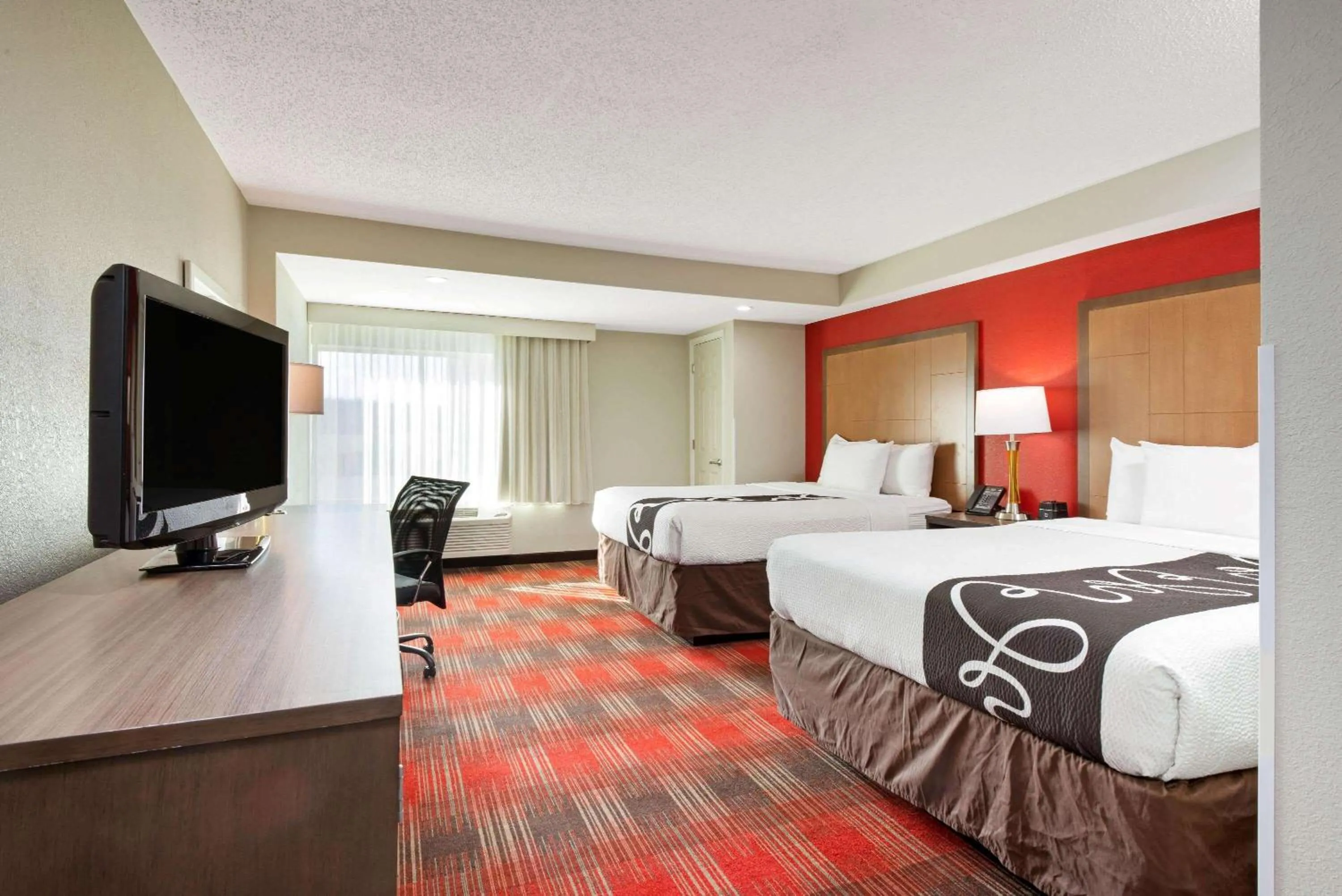 Photo of the whole room, Bed in La Quinta Inn & Suites by Wyndham DC Metro Capital Beltway