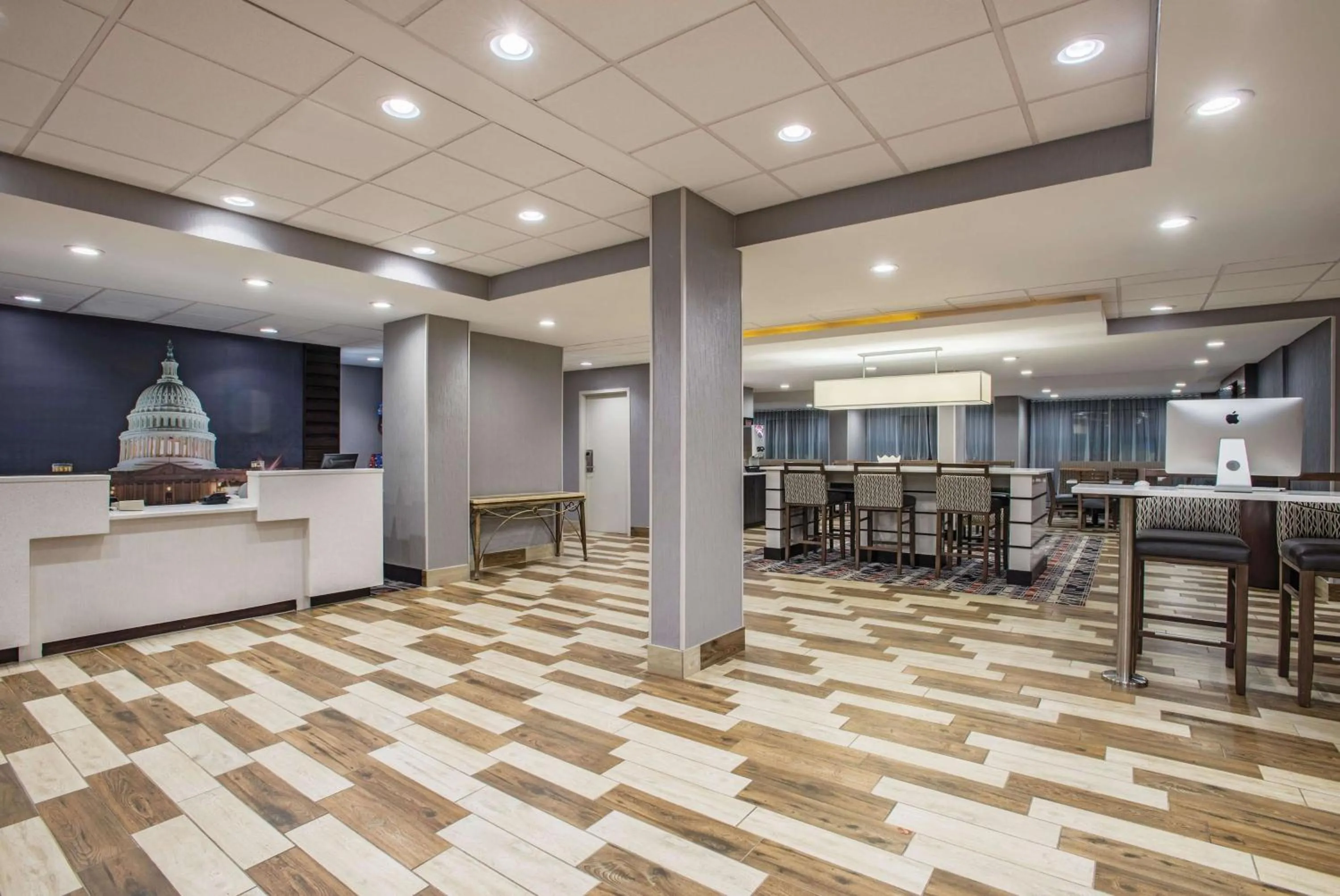 Lobby or reception in La Quinta Inn & Suites by Wyndham DC Metro Capital Beltway