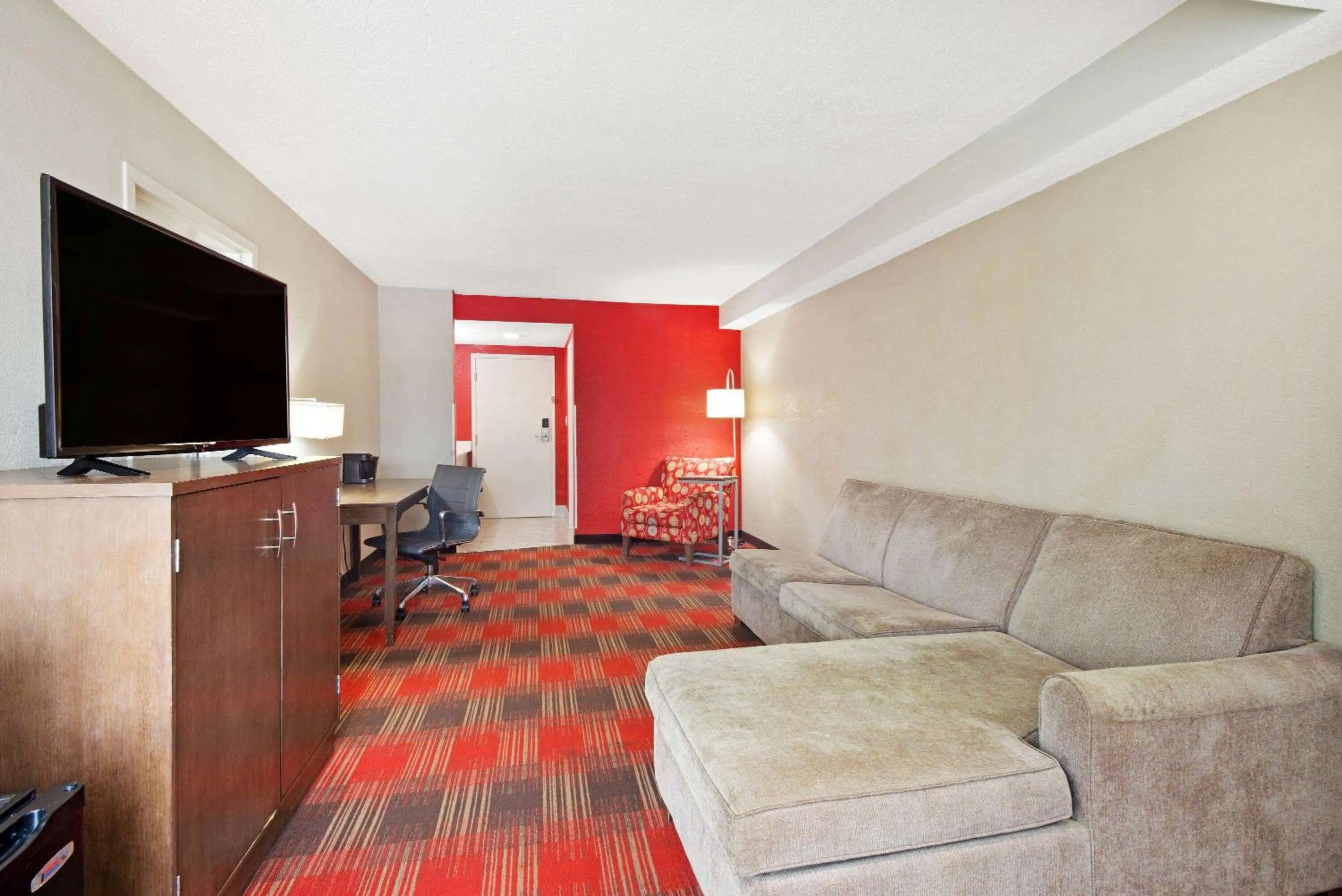 Photo of the whole room in La Quinta Inn & Suites by Wyndham DC Metro Capital Beltway