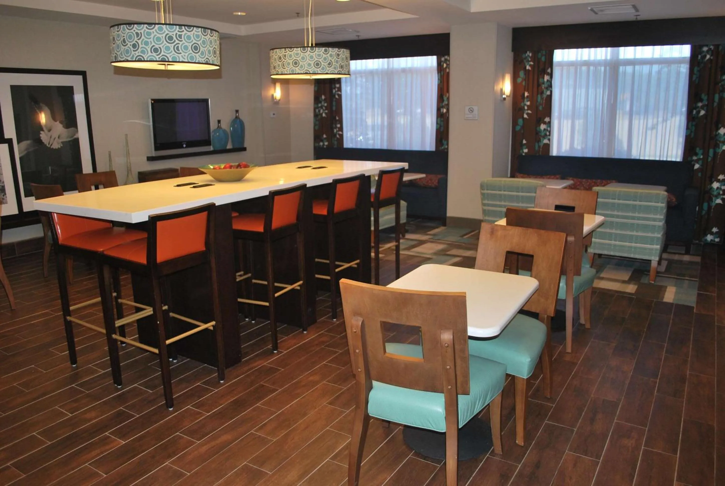 Dining area in Hampton Inn Shreveport-Airport