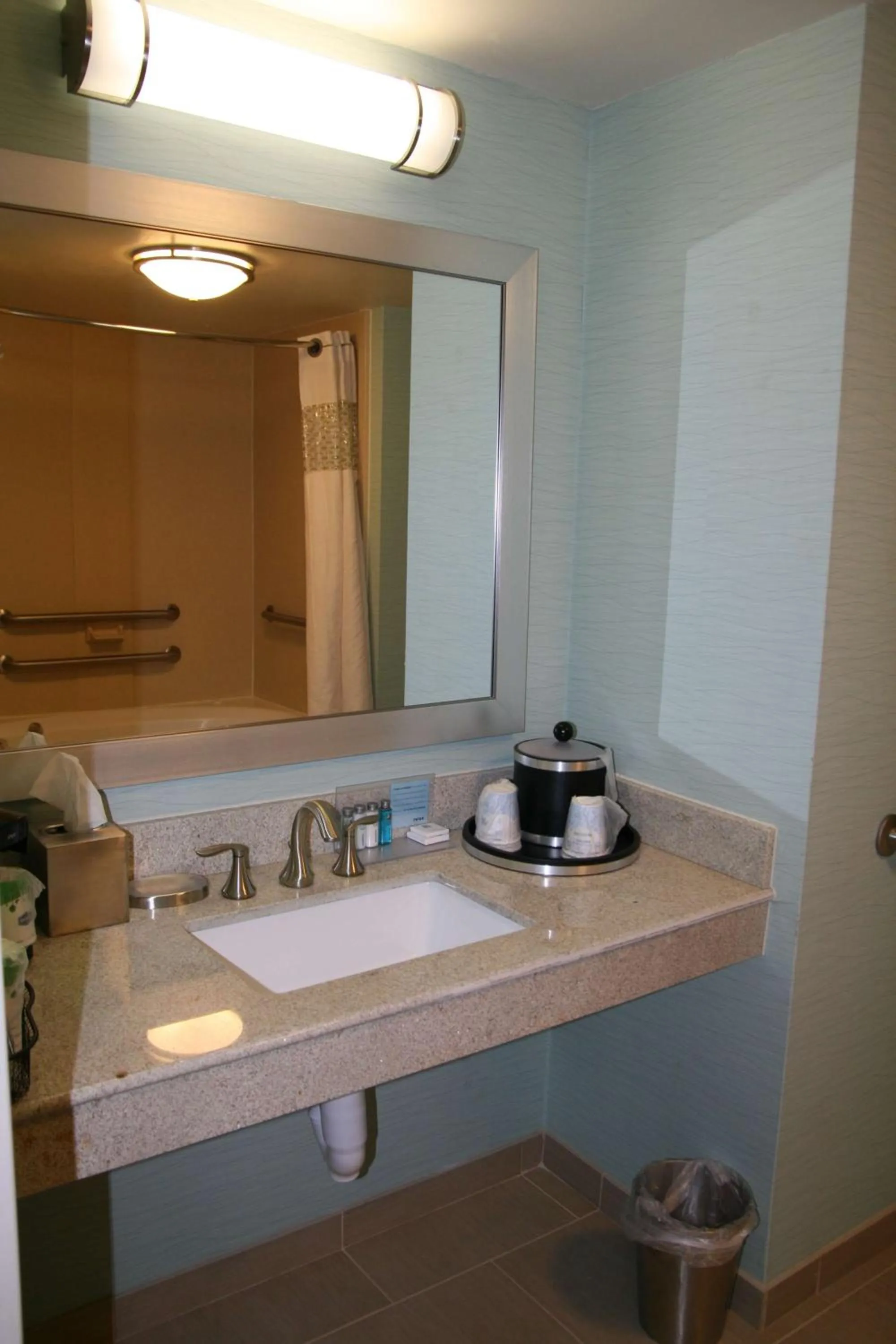 Bathroom in Hampton Inn Shreveport-Airport