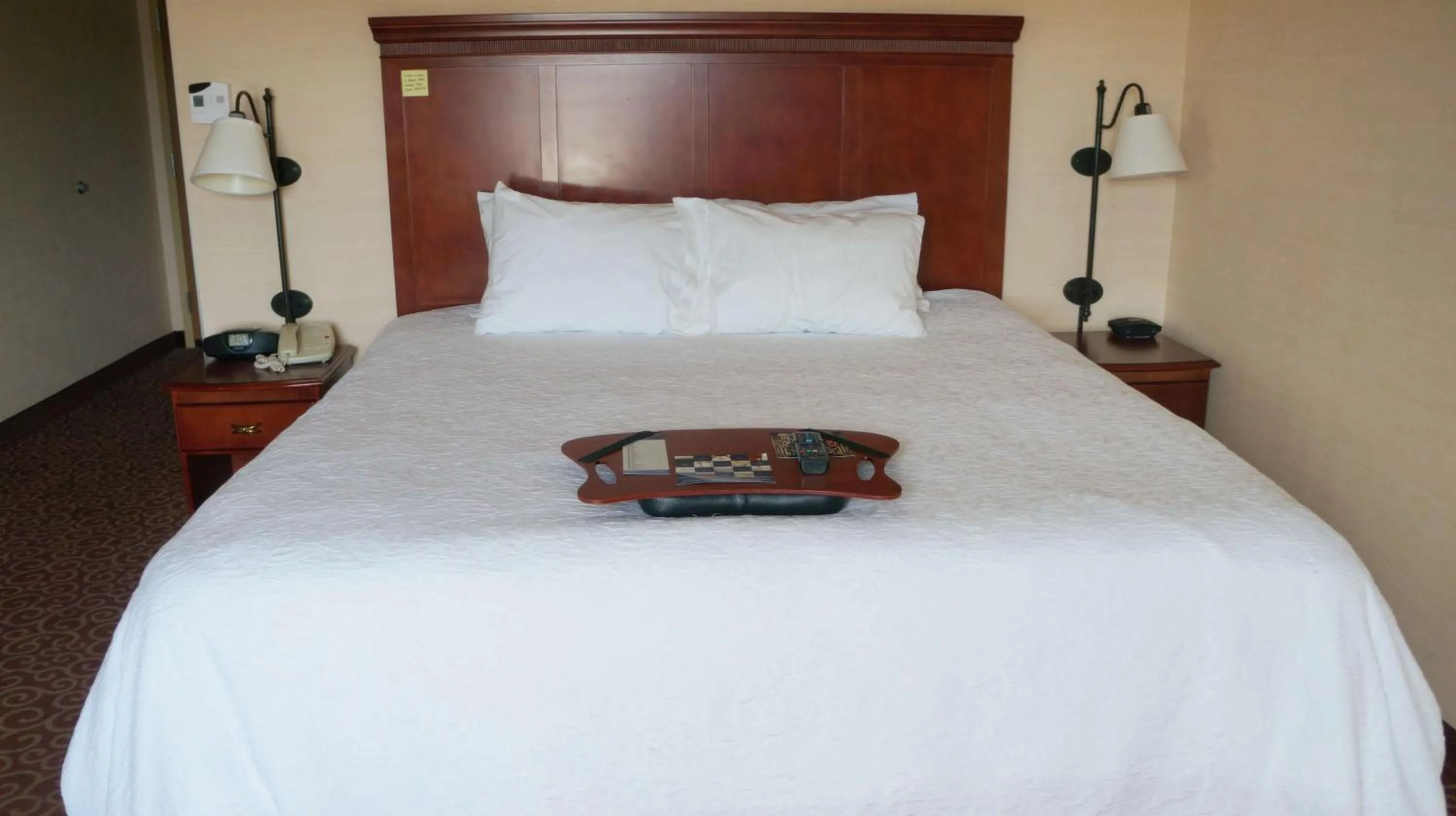 Bed in Hampton Inn & Suites Kingman