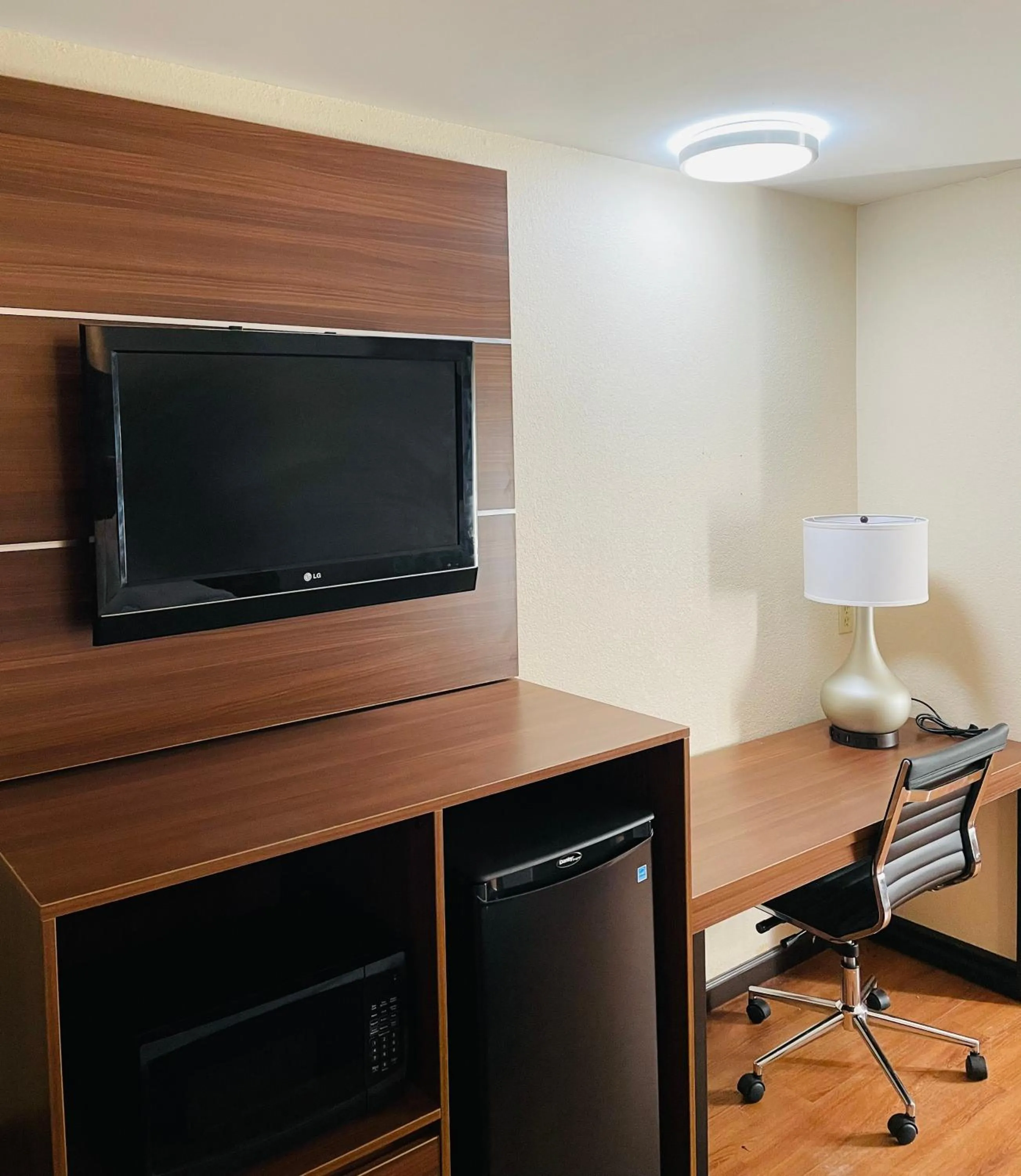 TV and multimedia in Quality Inn & Suites Augusta Fort Gordon Area