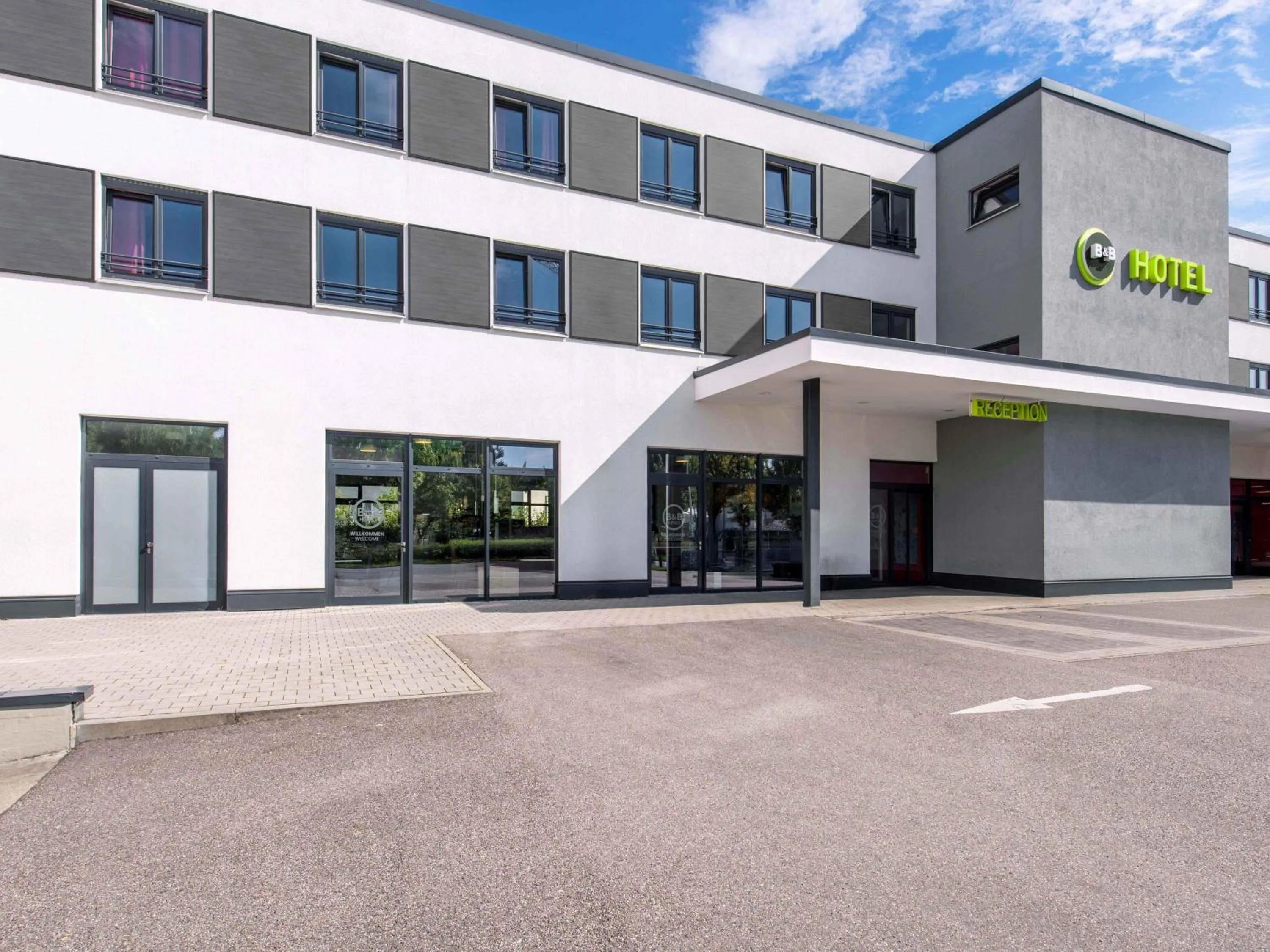 Property building in B&B Hotel München City-Ost