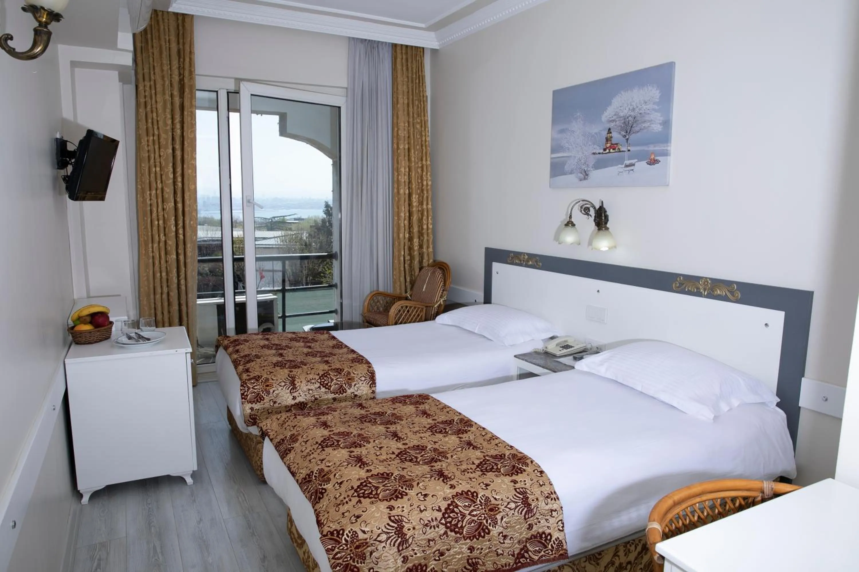 TV and multimedia, Bed in Hali Hotel