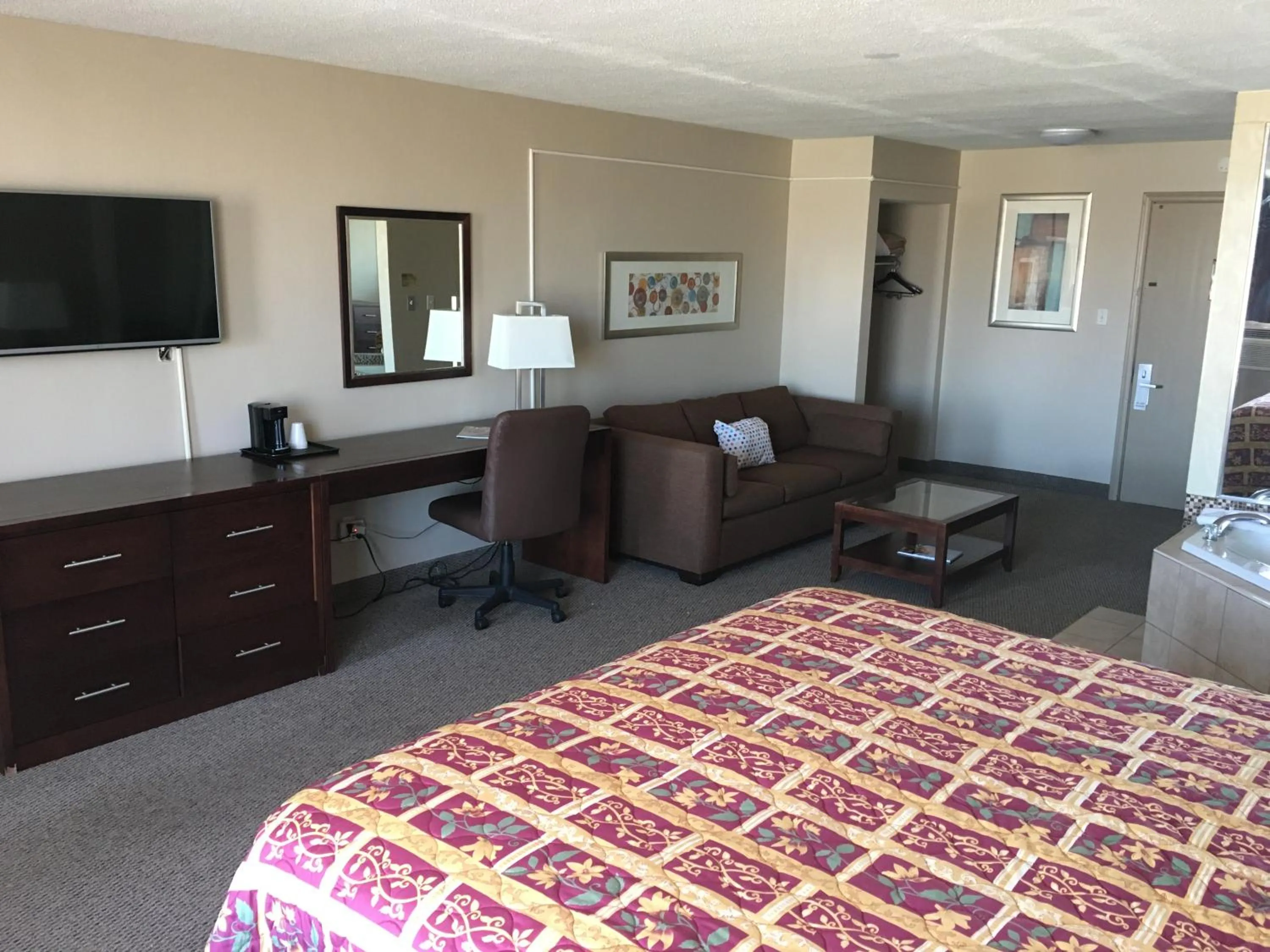 Bed in Allen Park Motor Lodge