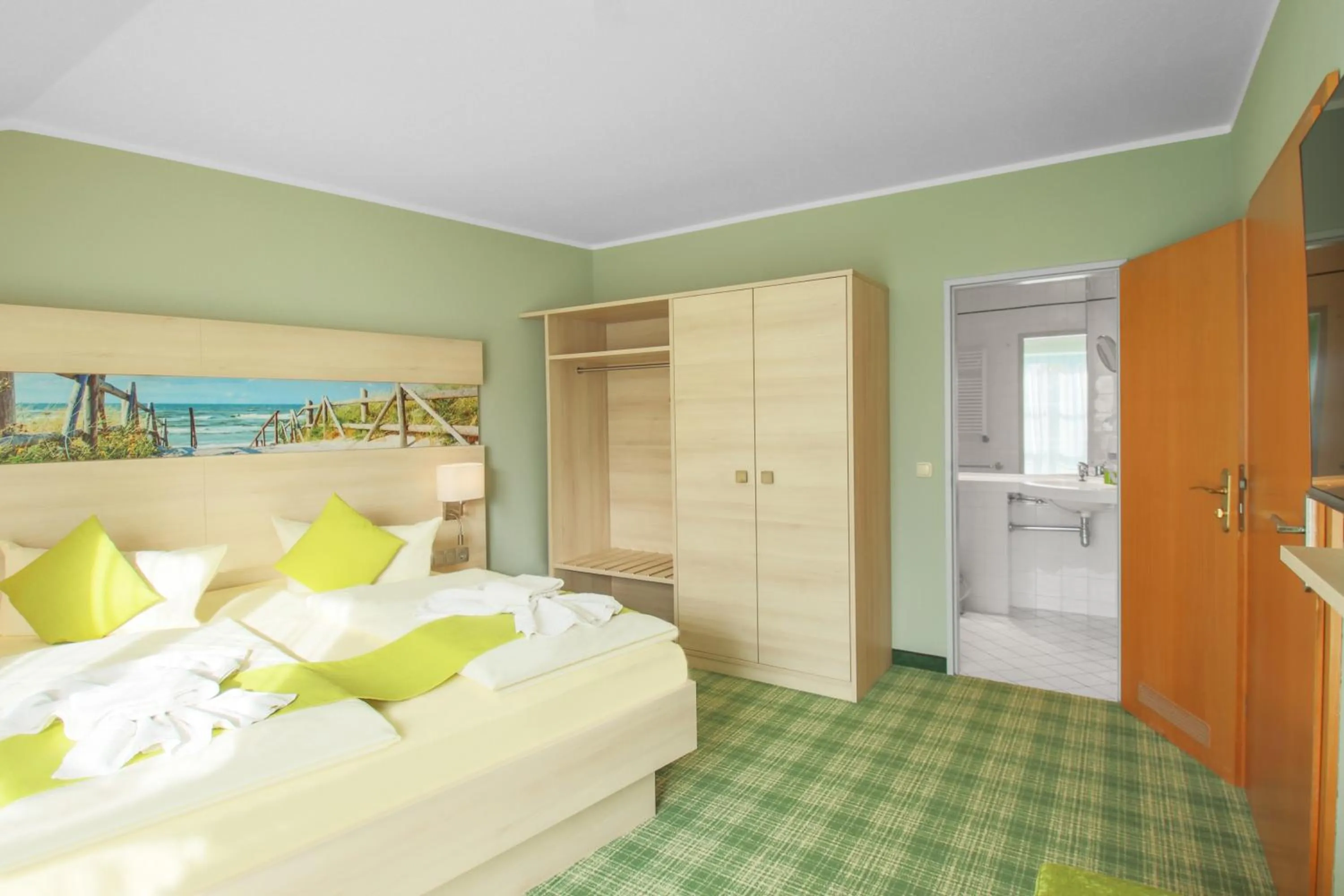 Photo of the whole room, Bed in Inselhotel Poel