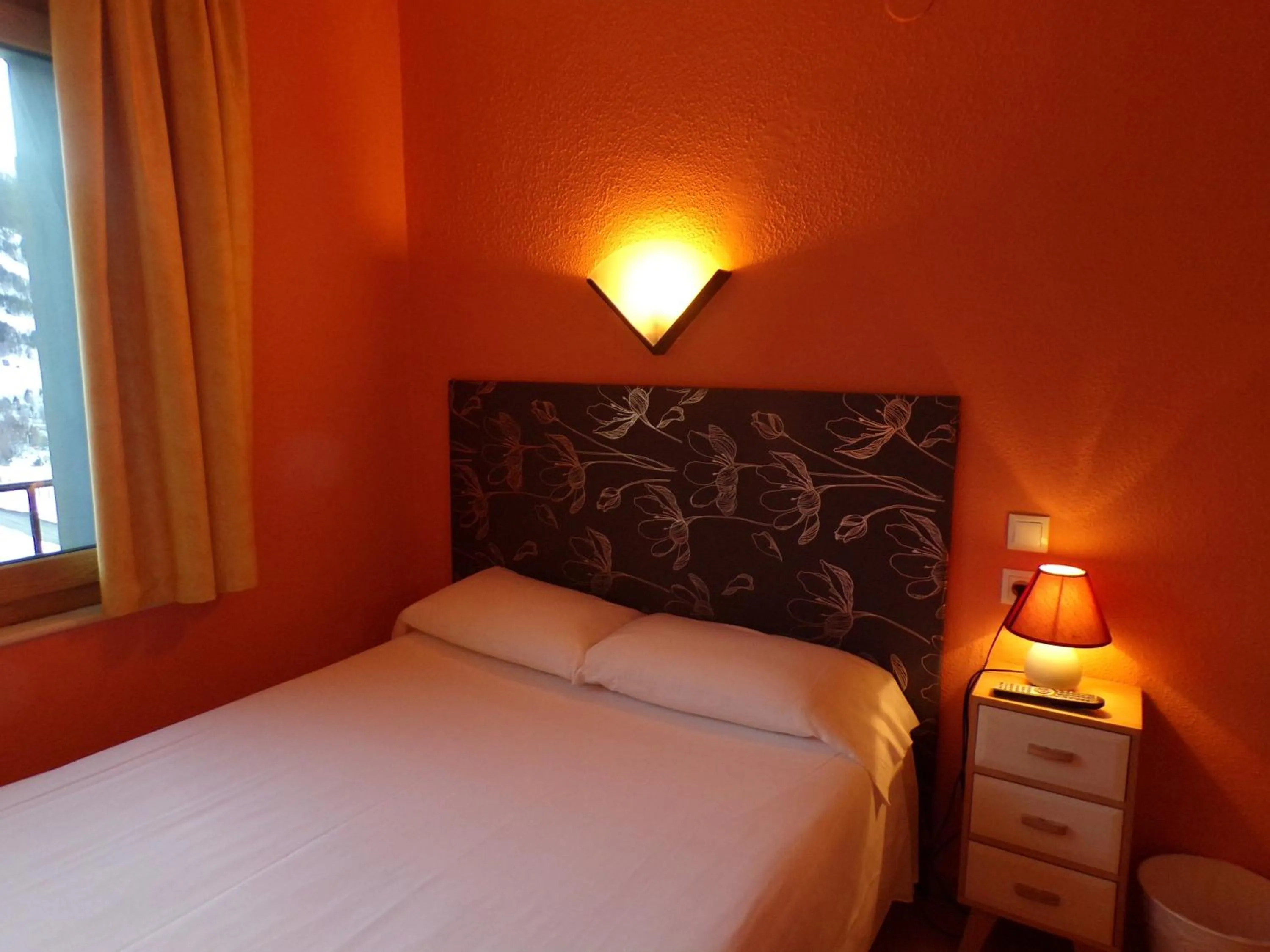 Bedroom, Bed in Hotel Roc de St Miquel & Apartment