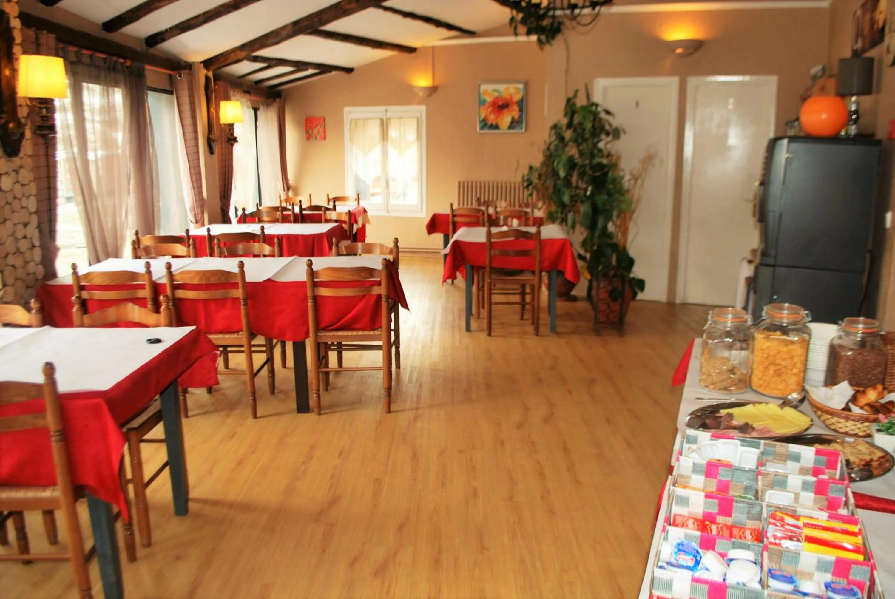 Restaurant/places to eat in Hotel Roc de St Miquel & Apartment