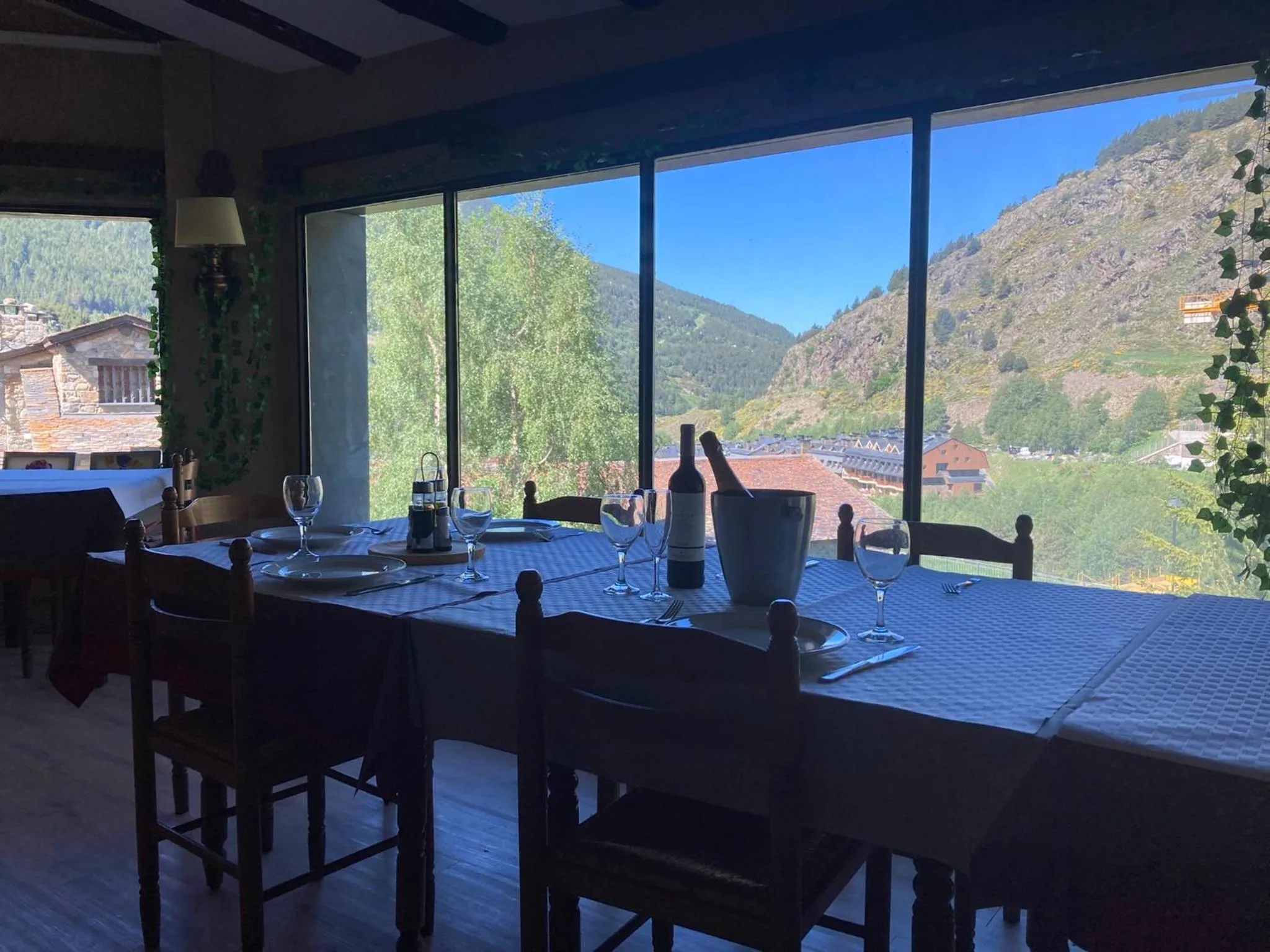 Restaurant/places to eat in Hotel Roc de St Miquel & Apartment