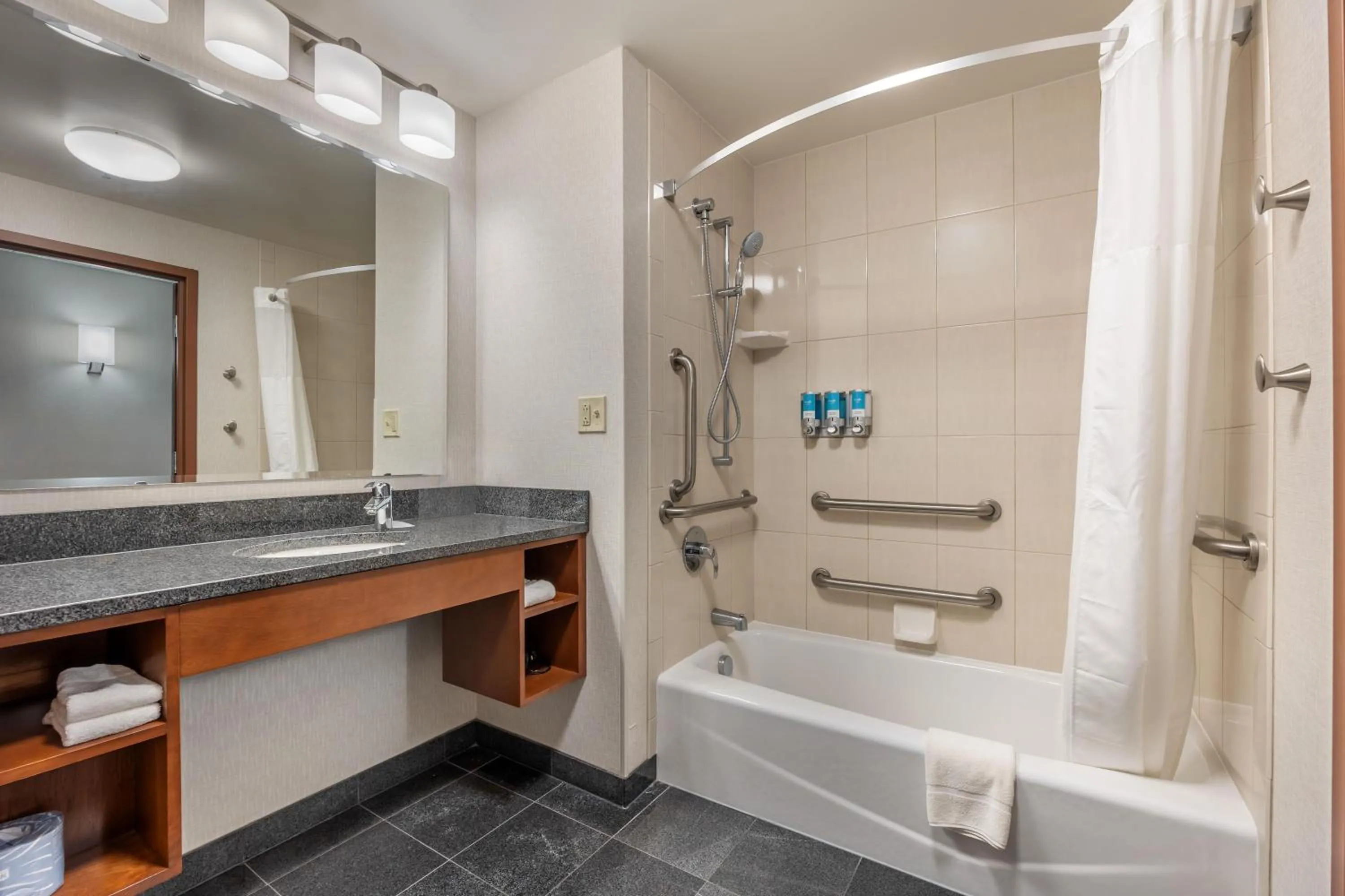 Bathroom in Drury Plaza Hotel Columbia East