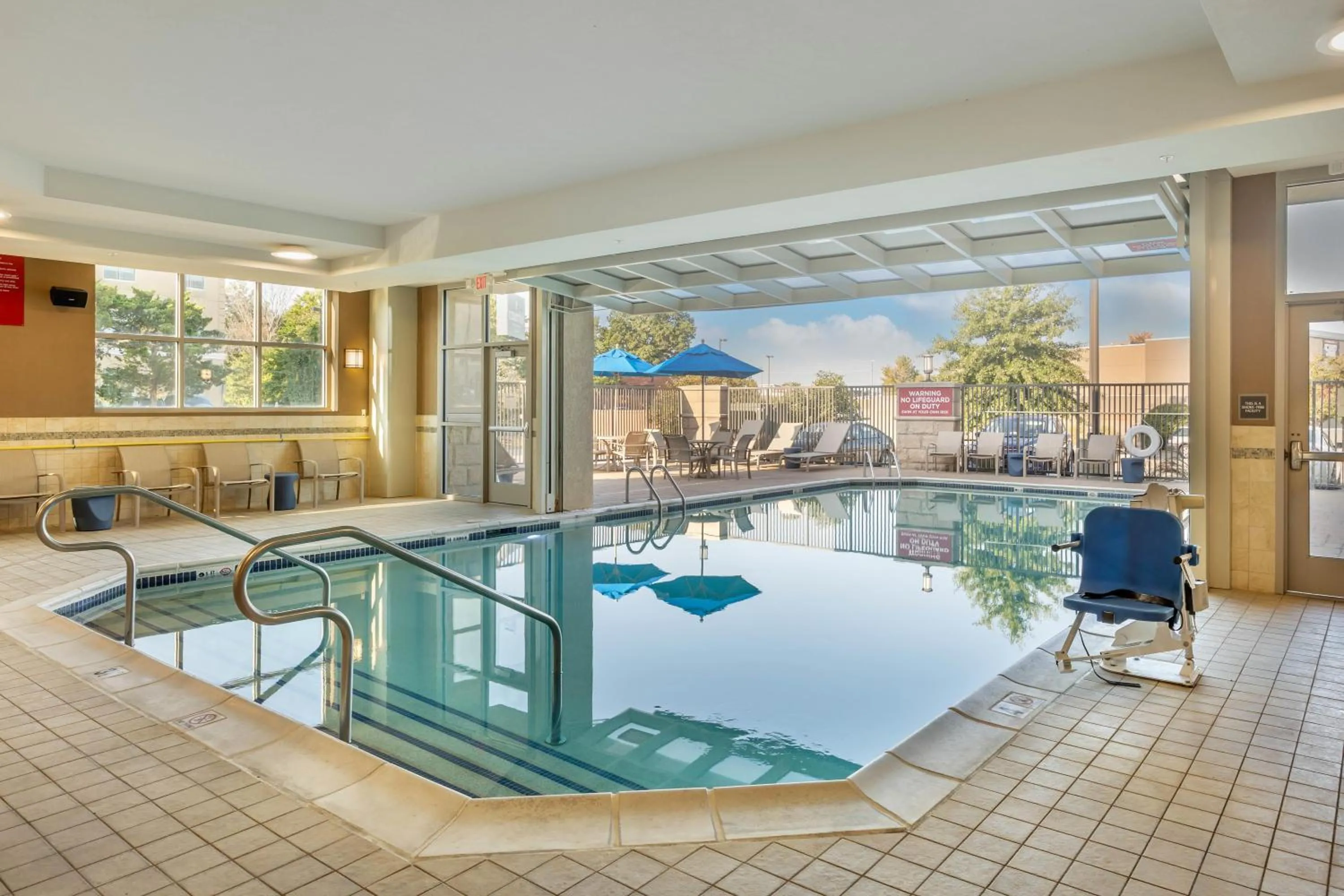 Pool view in Drury Plaza Hotel Columbia East