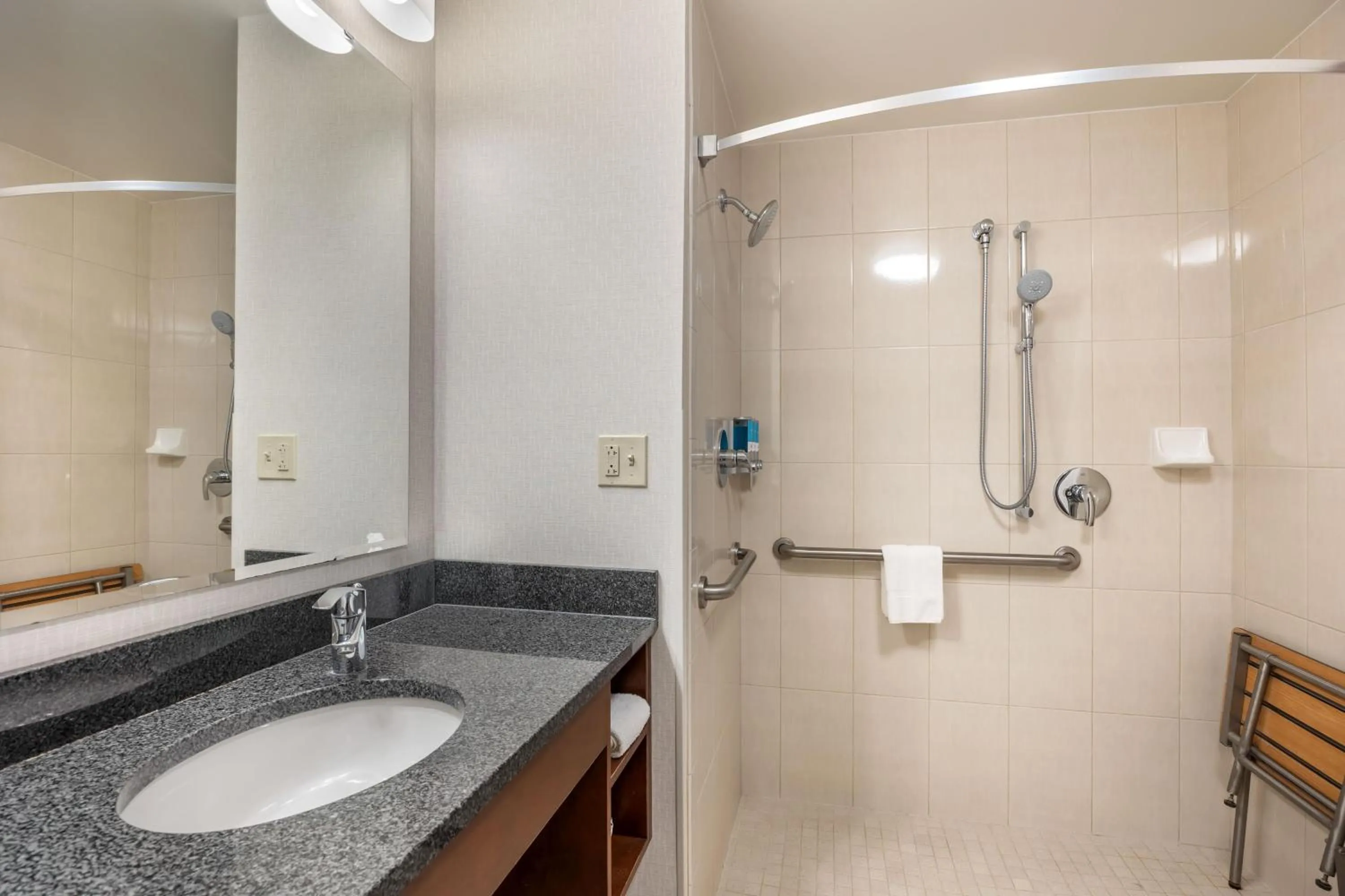 Bathroom in Drury Plaza Hotel Columbia East